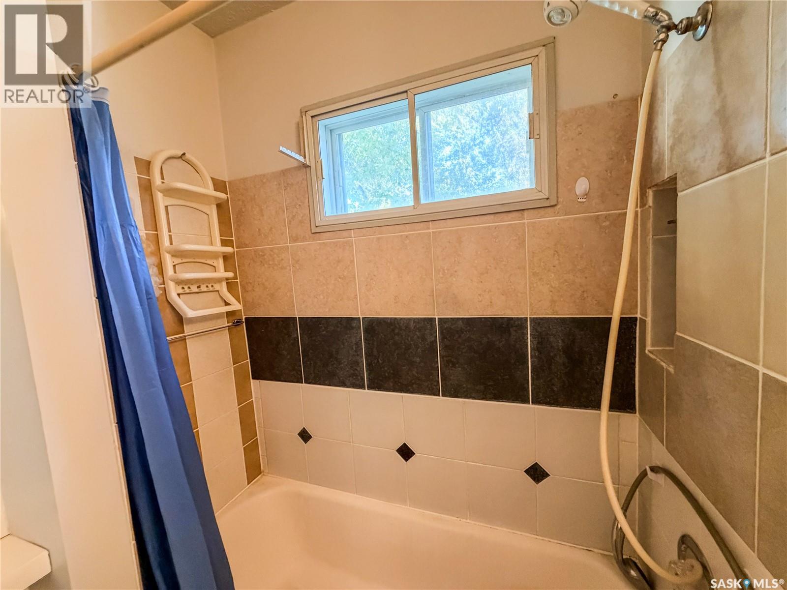 466 6th Avenue W Property Photo 14