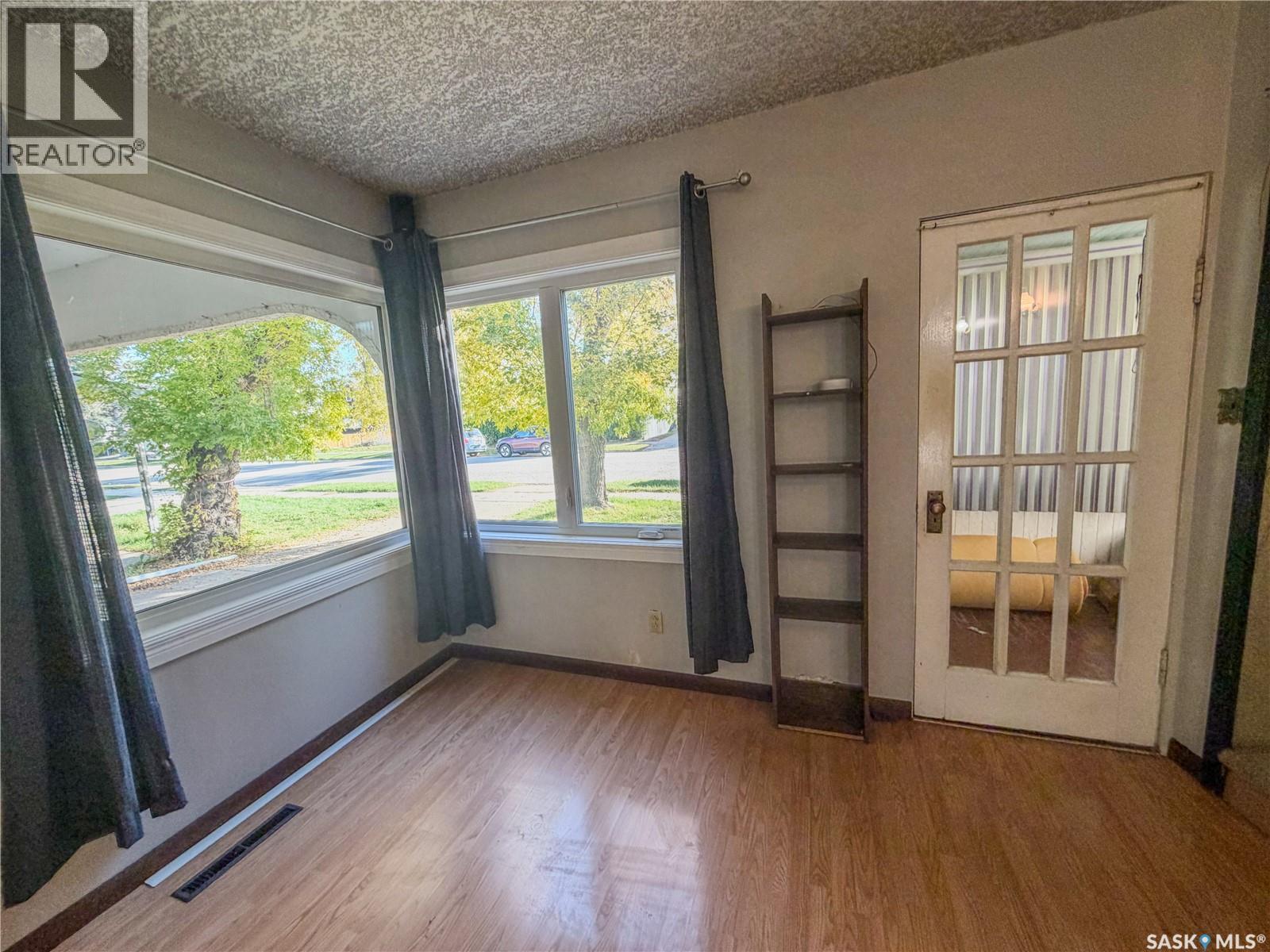 466 6th Avenue W Property Photo 18