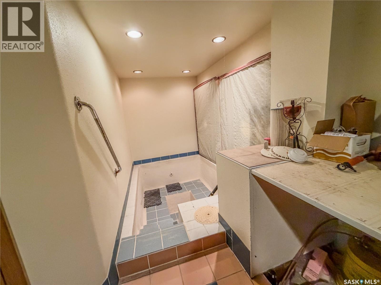 466 6th Avenue W Property Photo 37
