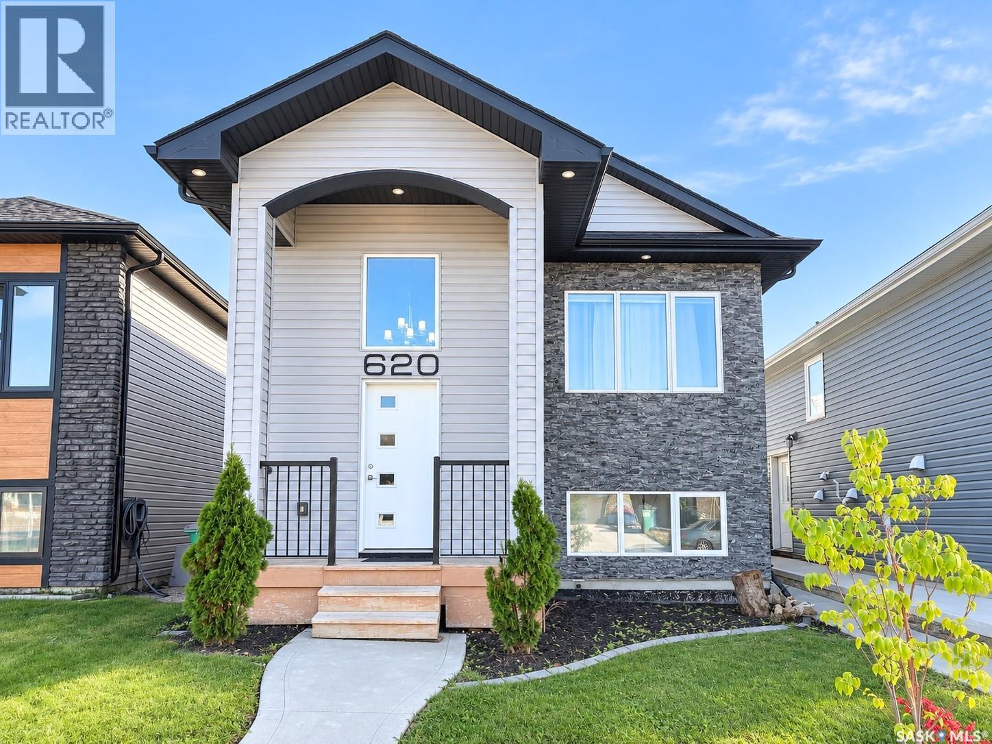 620 Ells Crescent Property Photo 1
