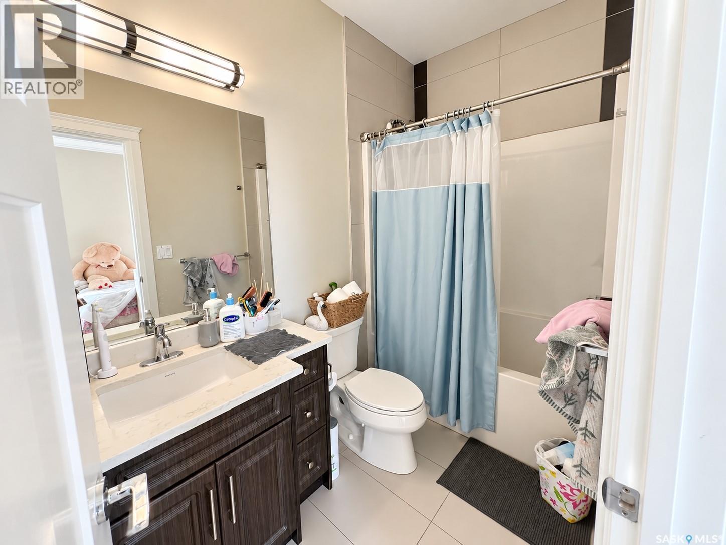 620 Ells Crescent Property Photo 6
