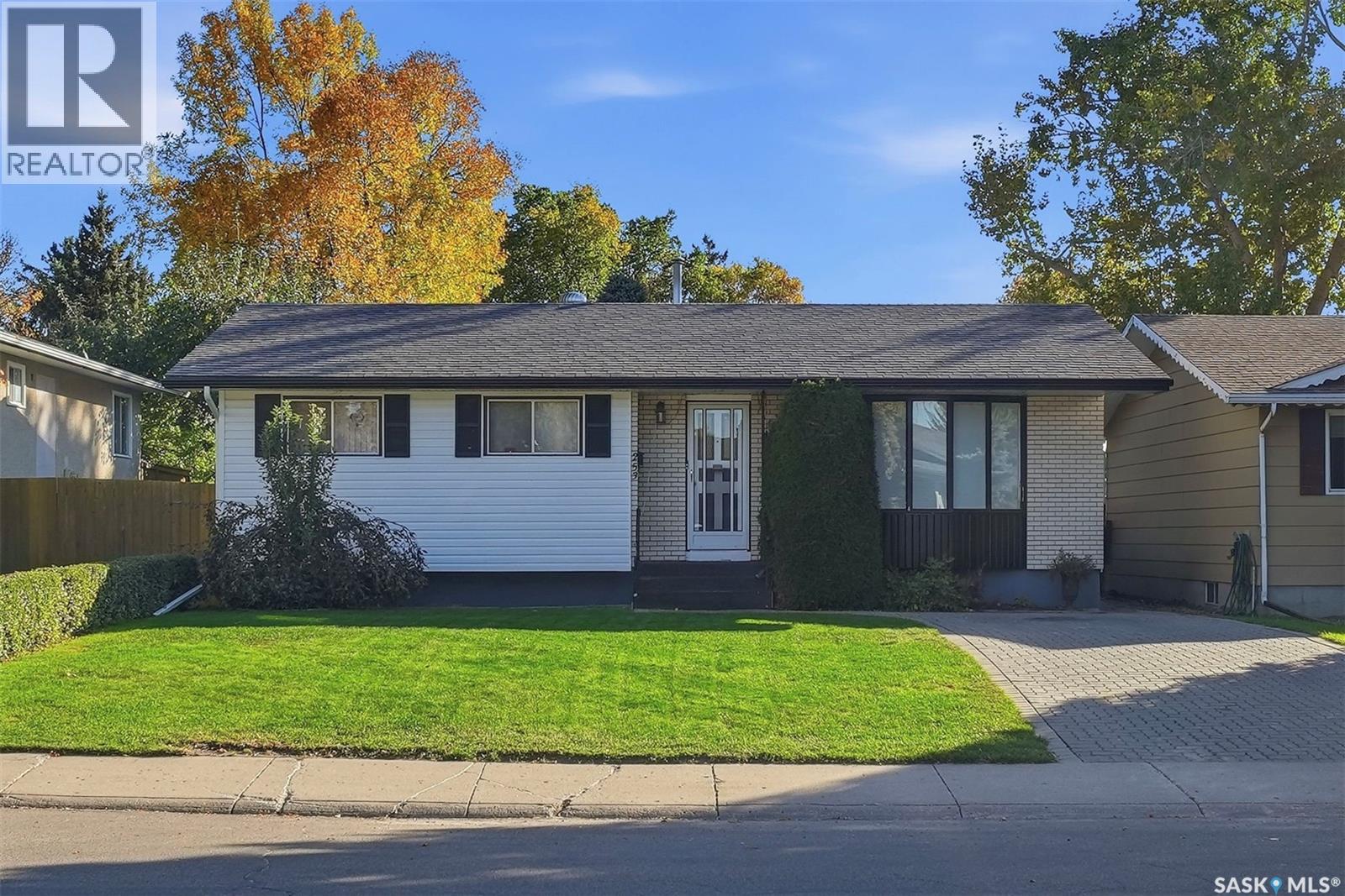 253 Laurentian Drive Property Photo 1
