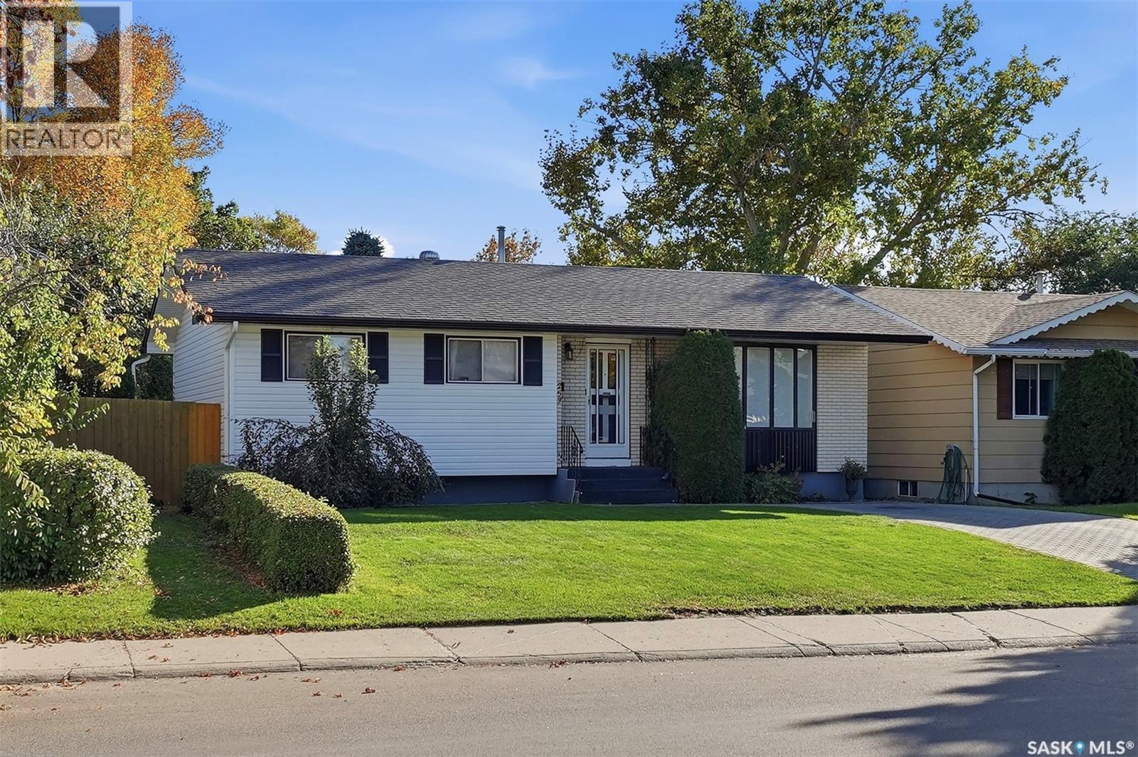 253 Laurentian Drive Property Photo 2
