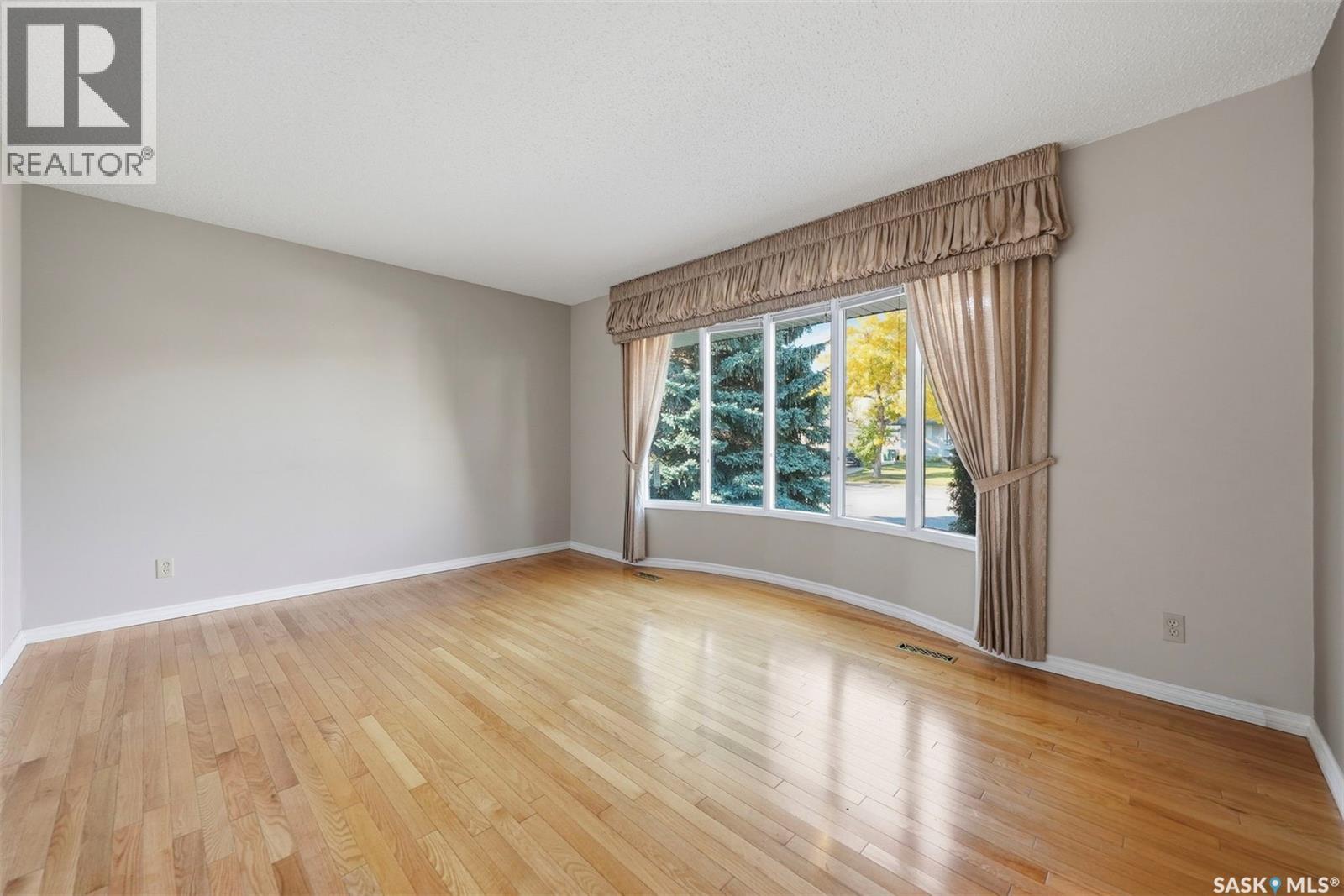 253 Laurentian Drive Property Photo 4
