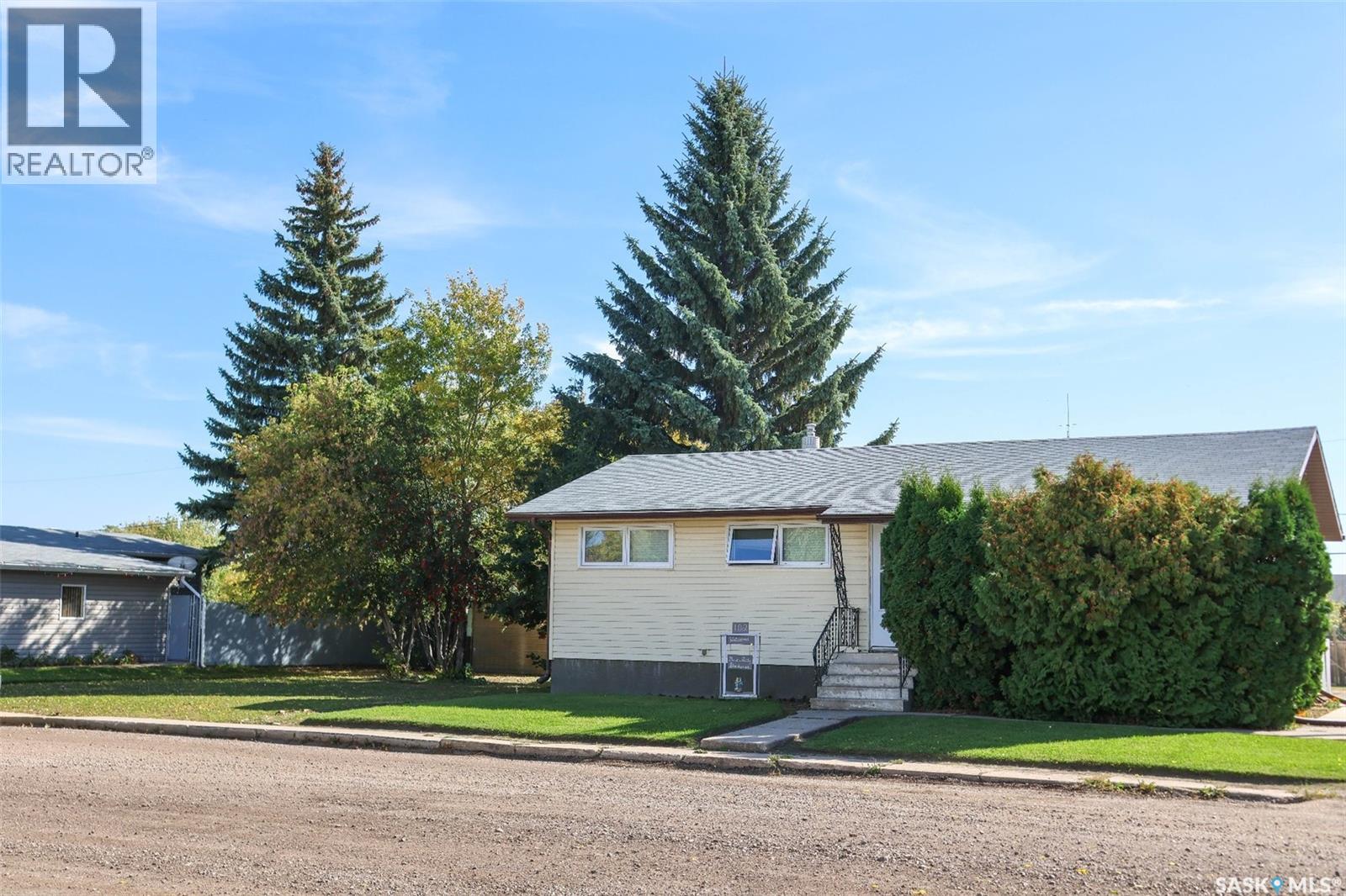 102 4th Avenue E Property Photo 3