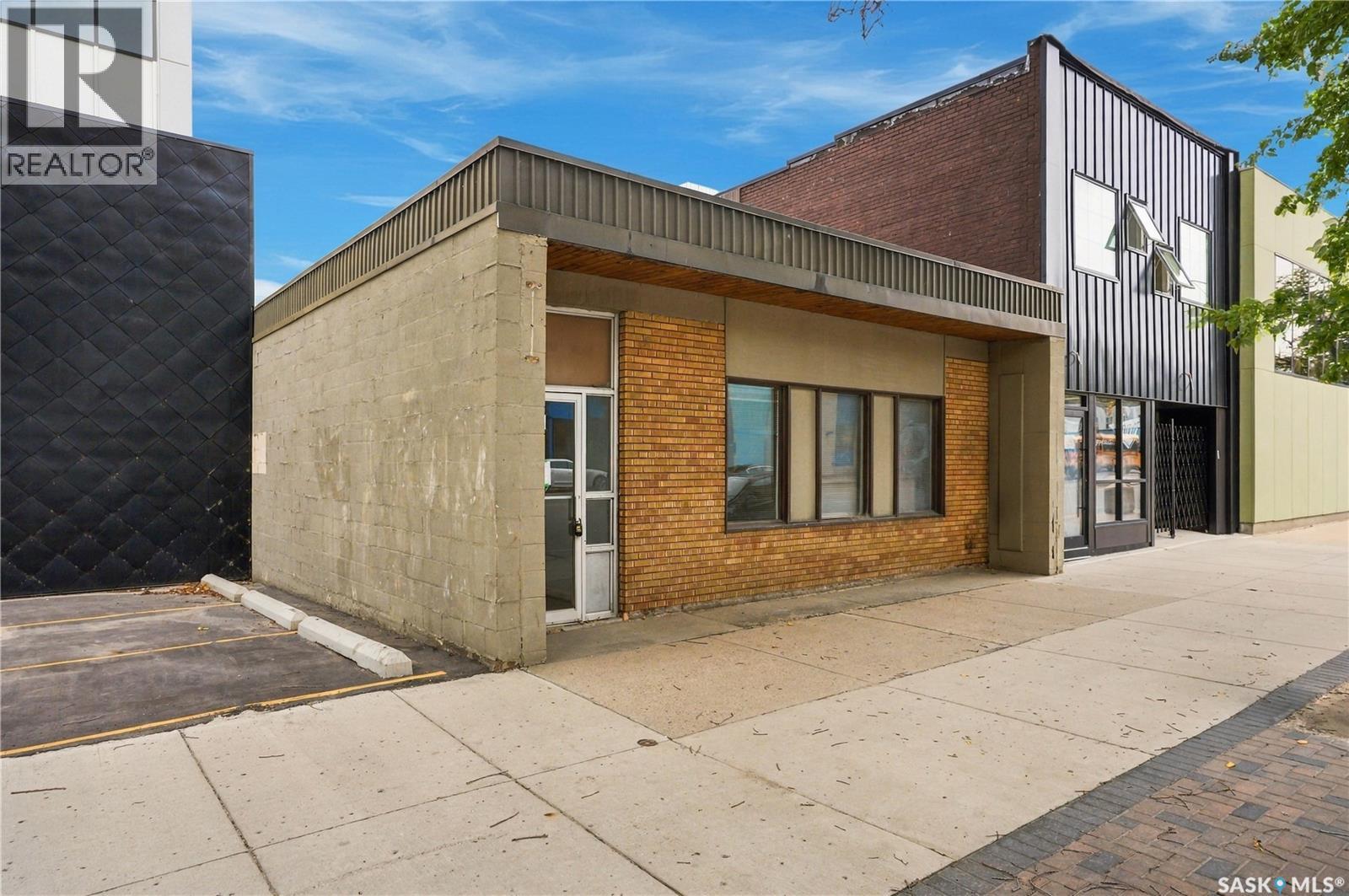315 20th STREET E Property Photo 1