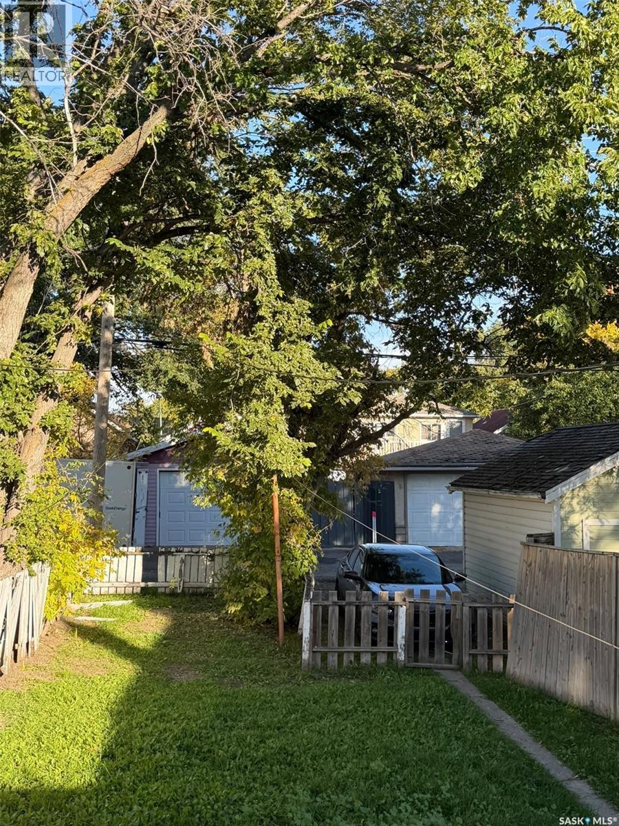 2027 Montreal Street Property Photo 11