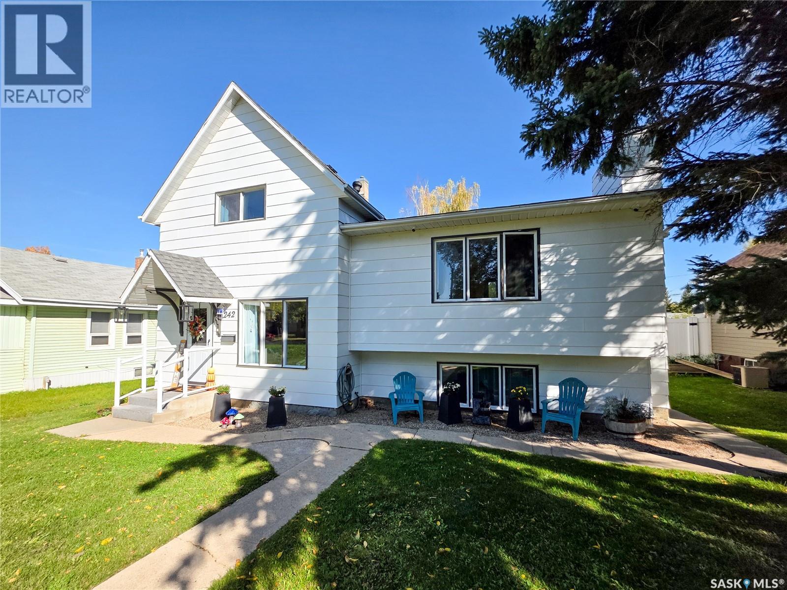 242 6th Avenue E Property Photo 1