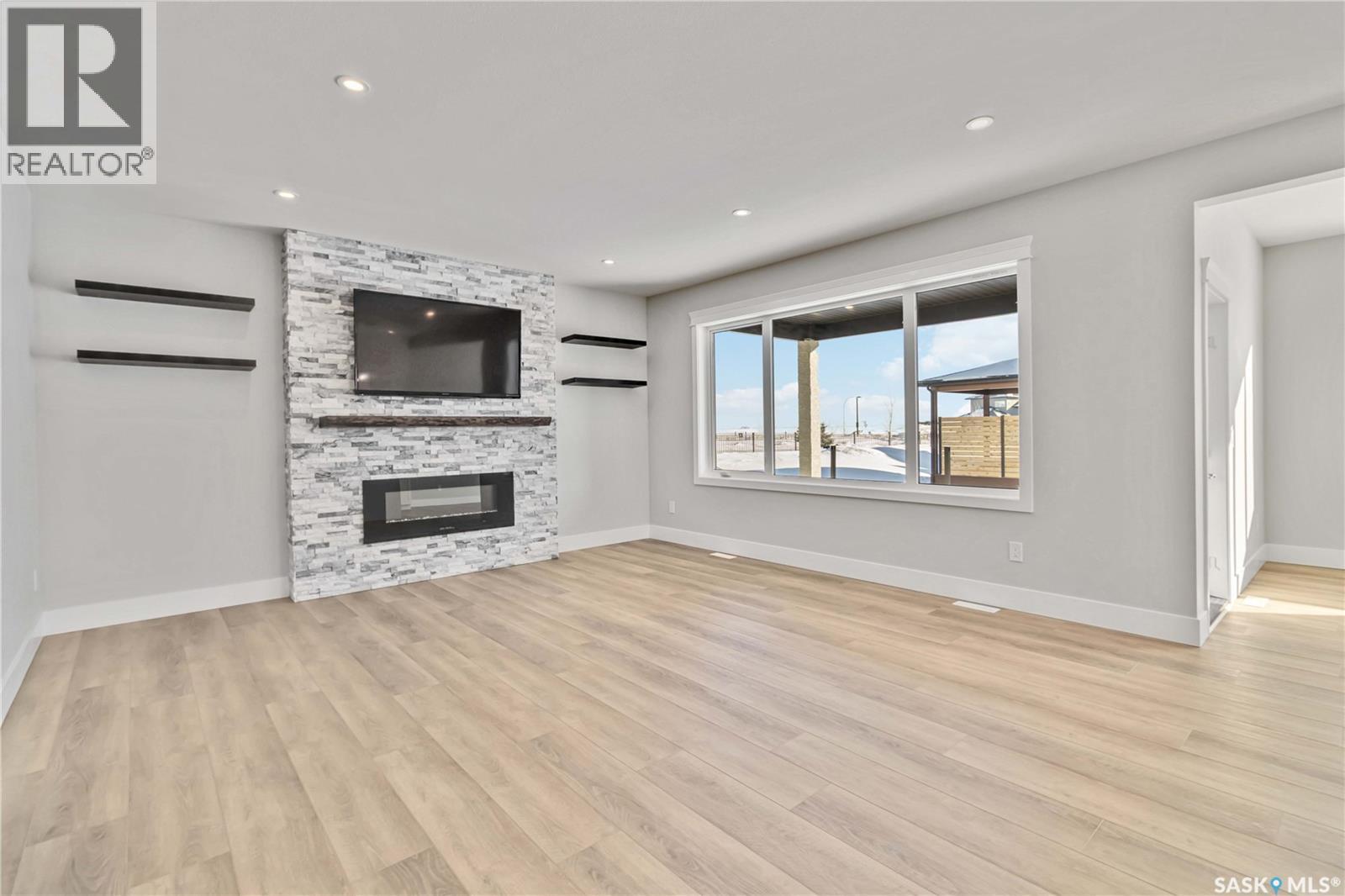 470 Yuel Crescent Property Photo 6