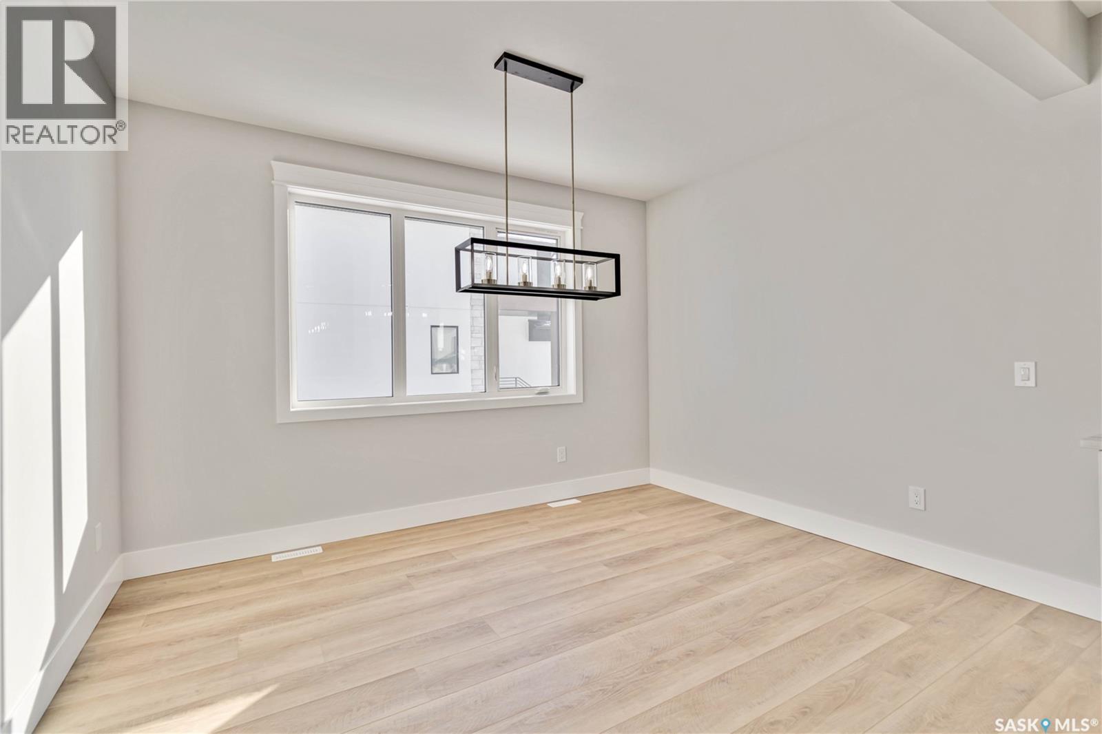 470 Yuel Crescent Property Photo 10