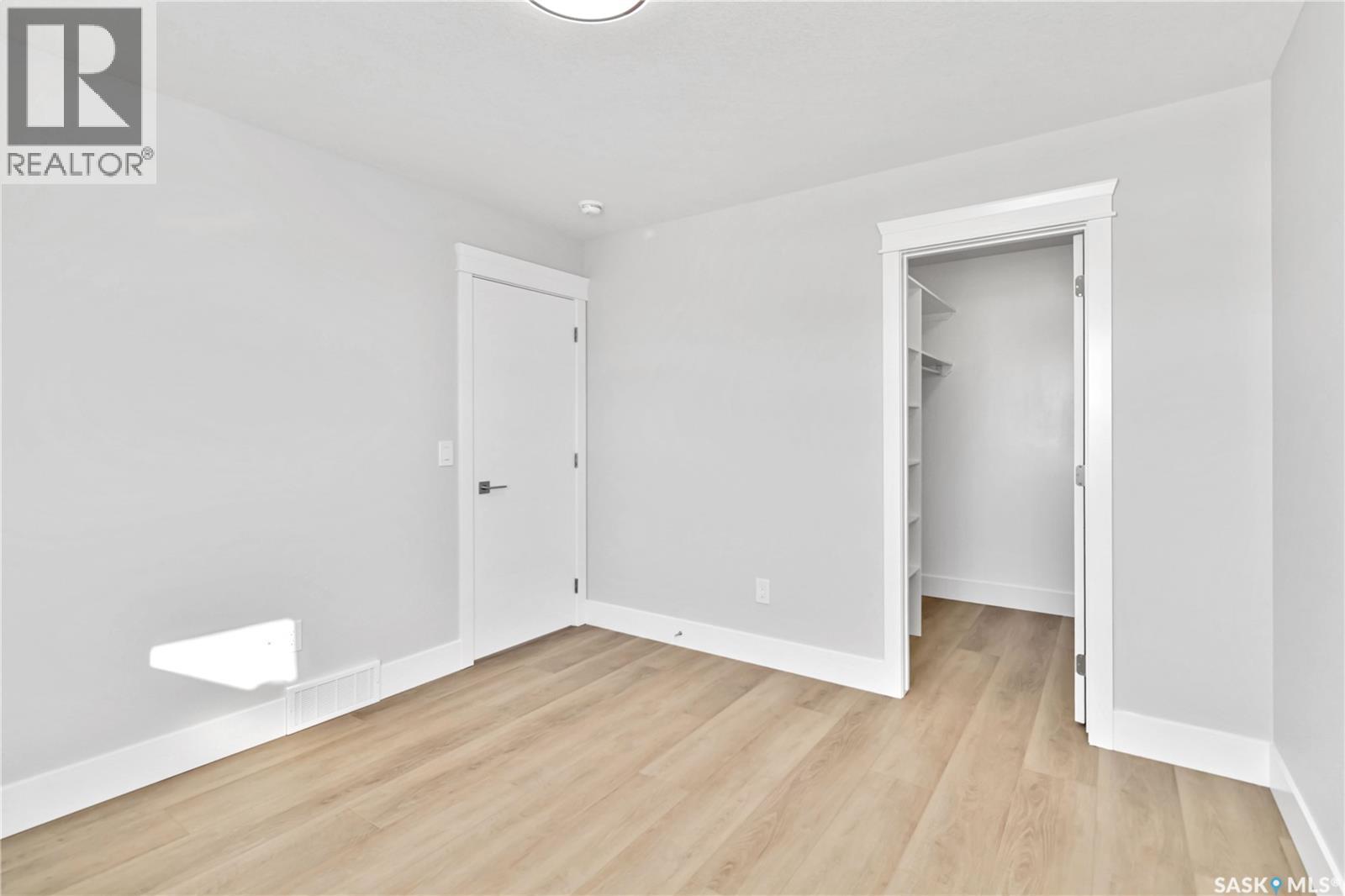 470 Yuel Crescent Property Photo 29