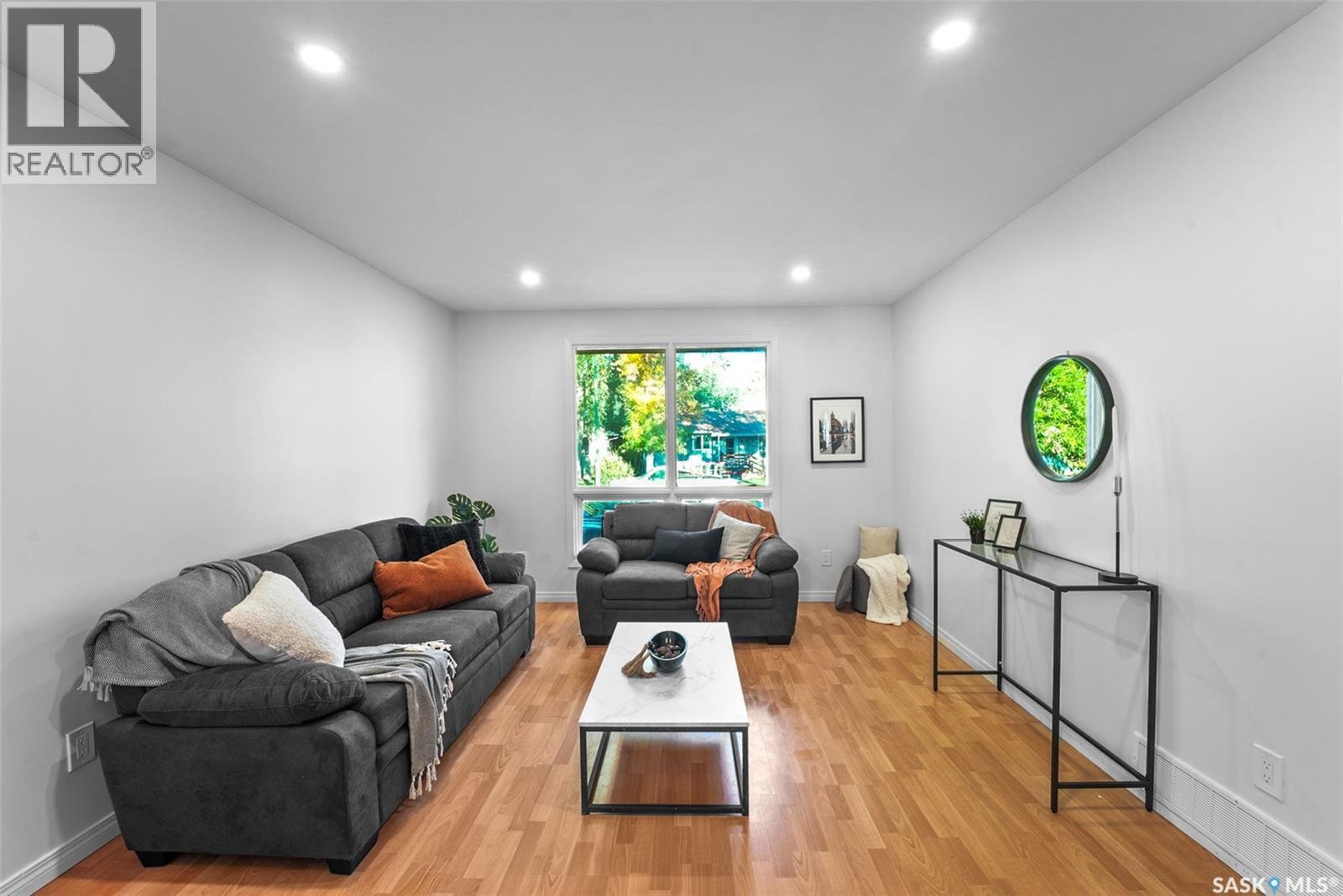 90 Turner Crescent Property Photo 2
