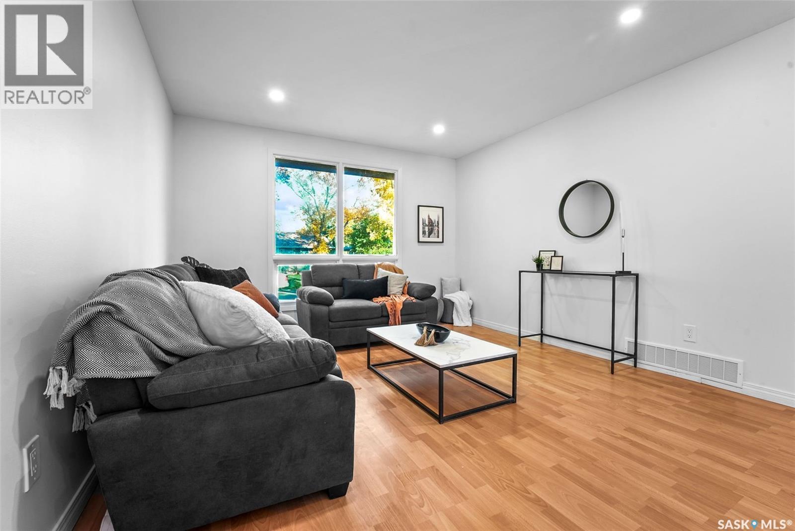 90 Turner Crescent Property Photo 3