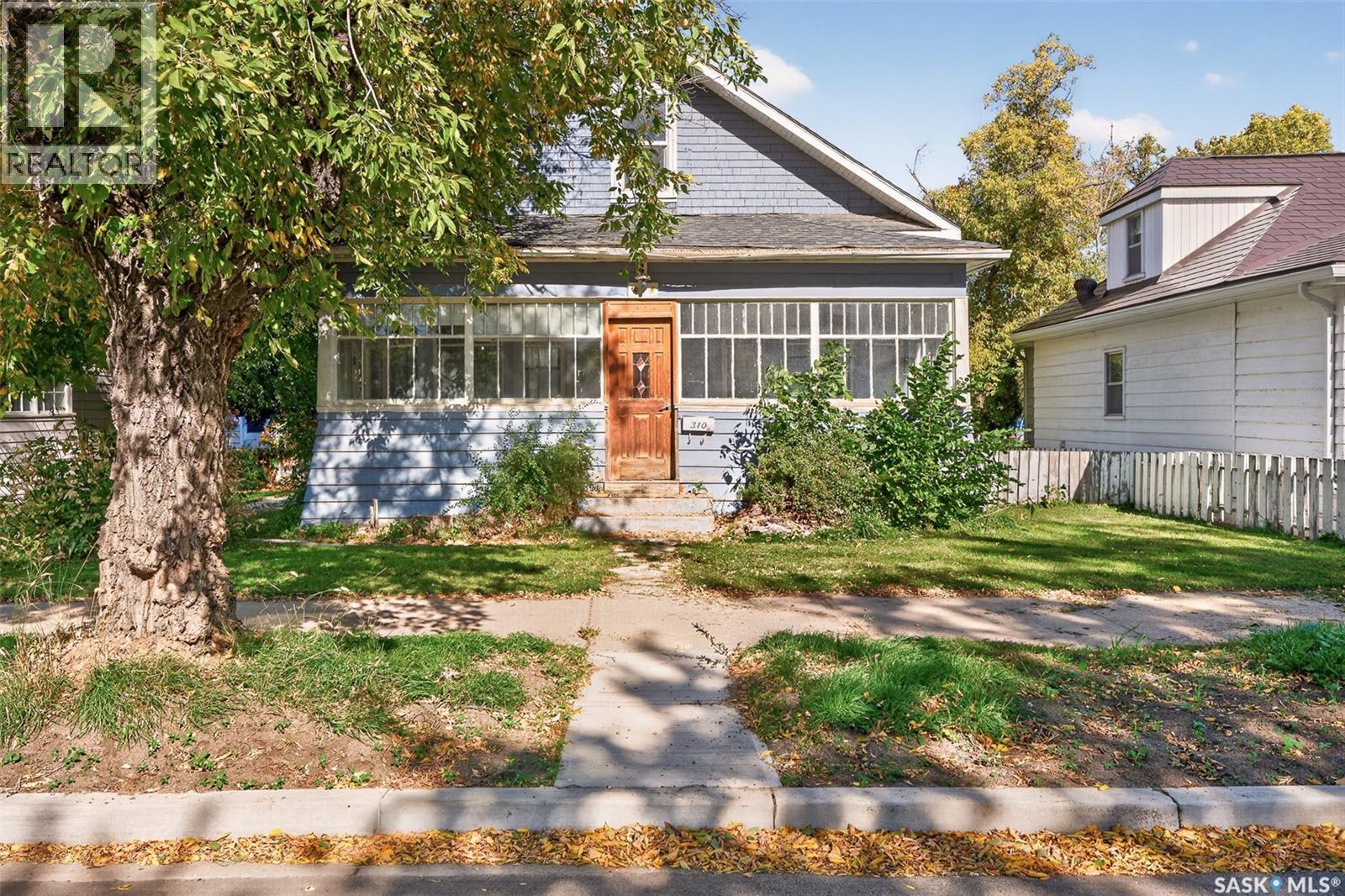 310 Coteau STREET W Property Photo 1