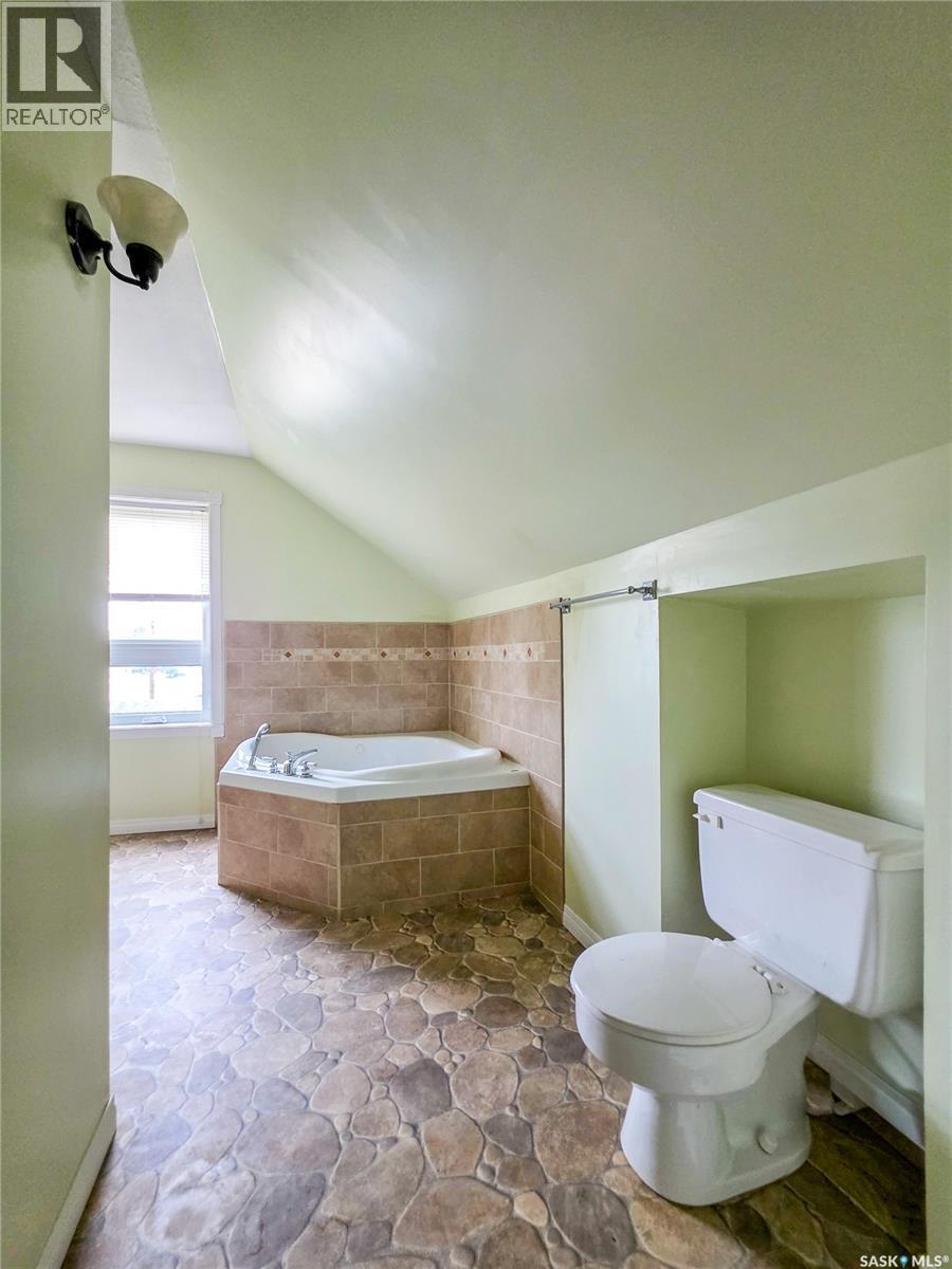 202 6th Avenue E Property Photo 33