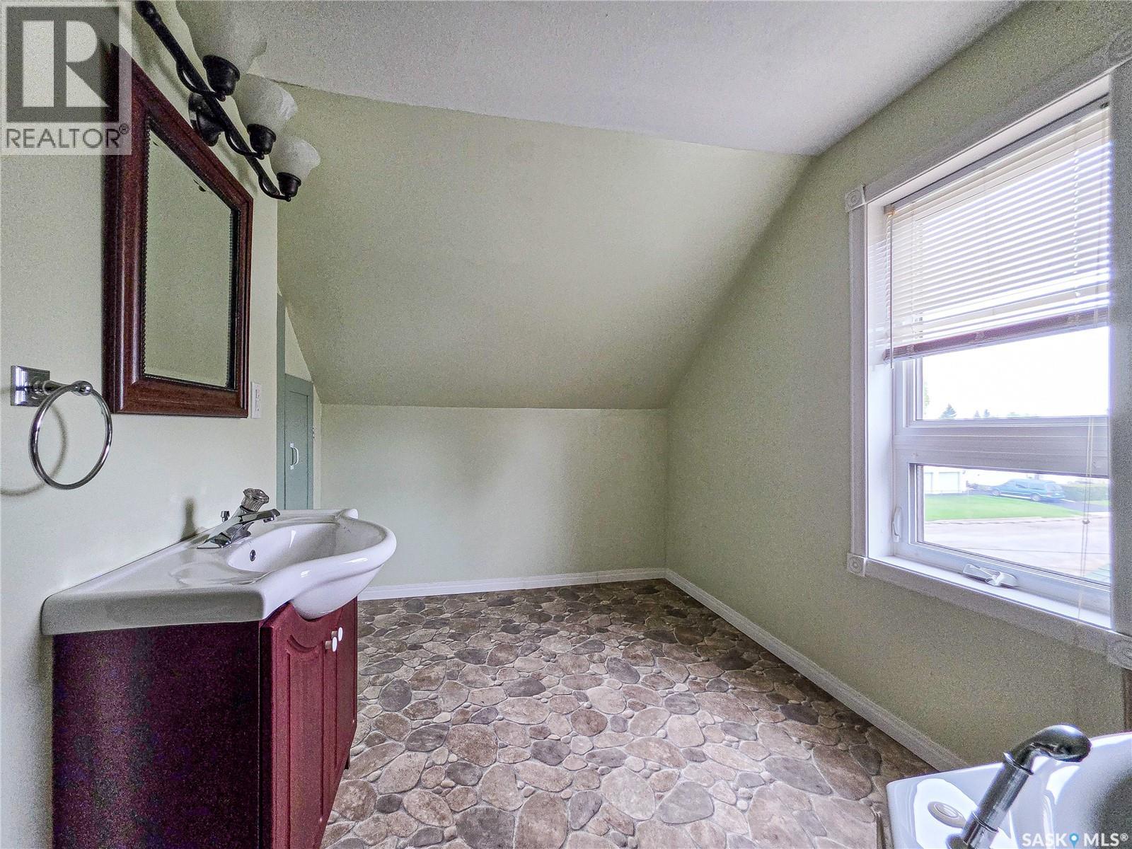 202 6th Avenue E Property Photo 35