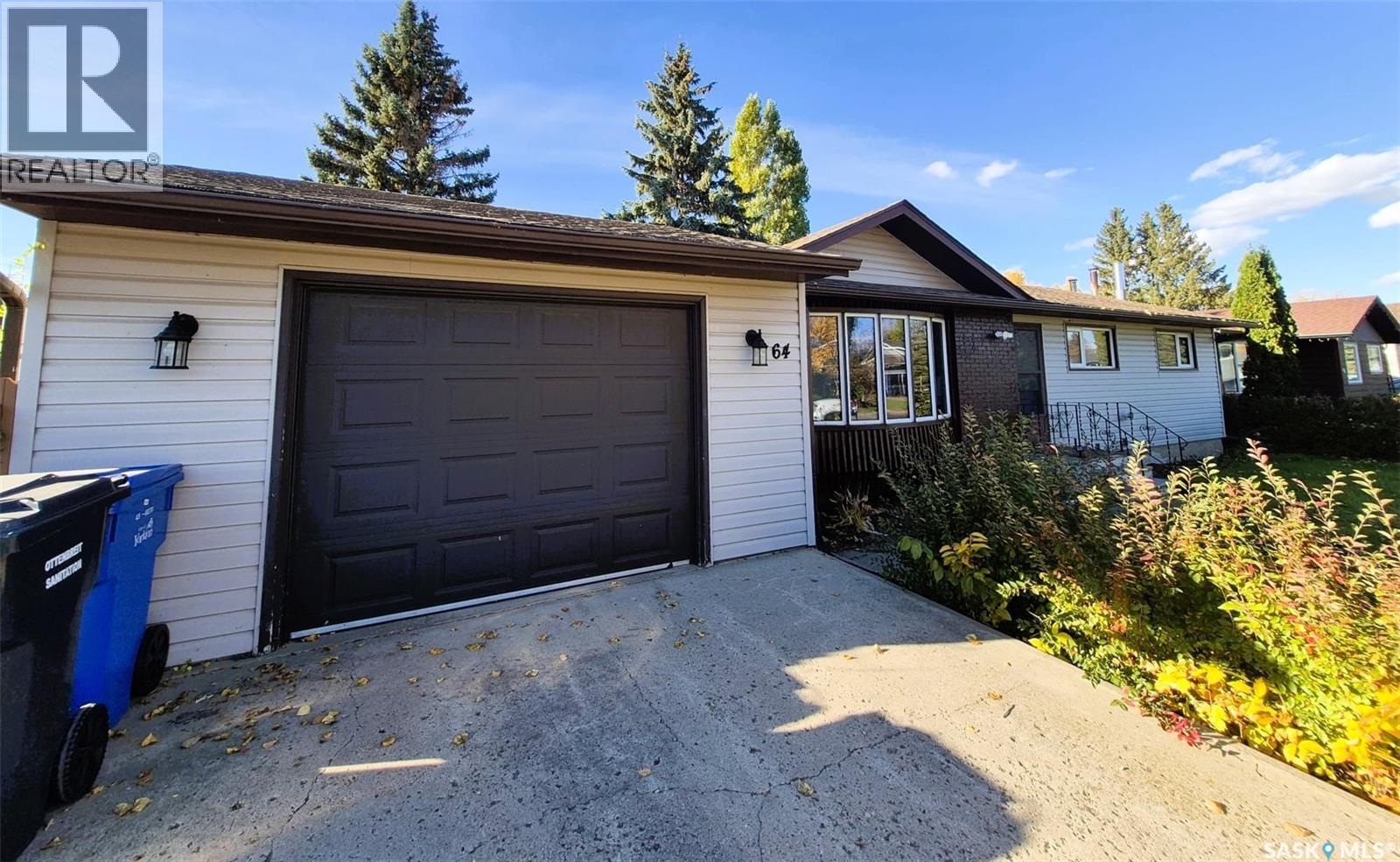 64 Clarewood CRESCENT