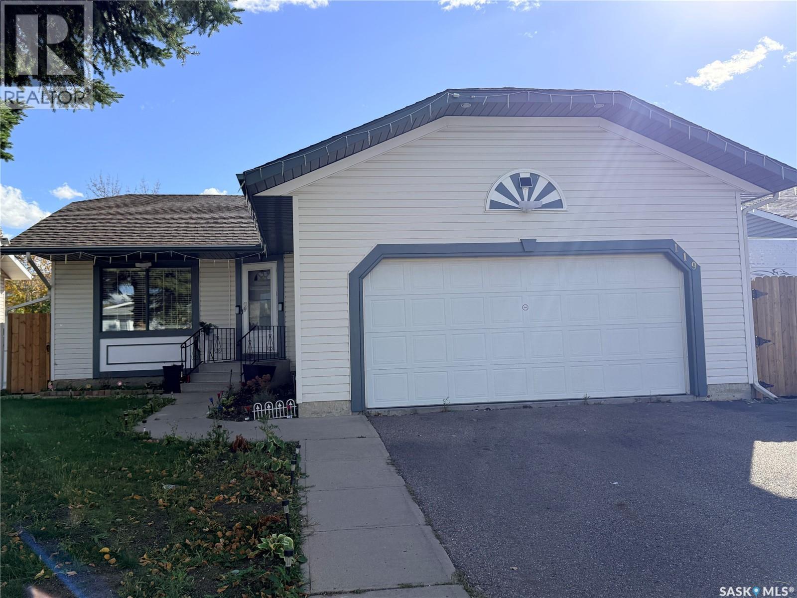119 Hall CRESCENT Property Photo 1