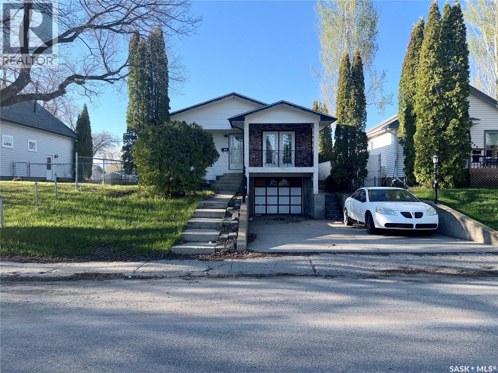 318 25th STREET E Property Photo 1