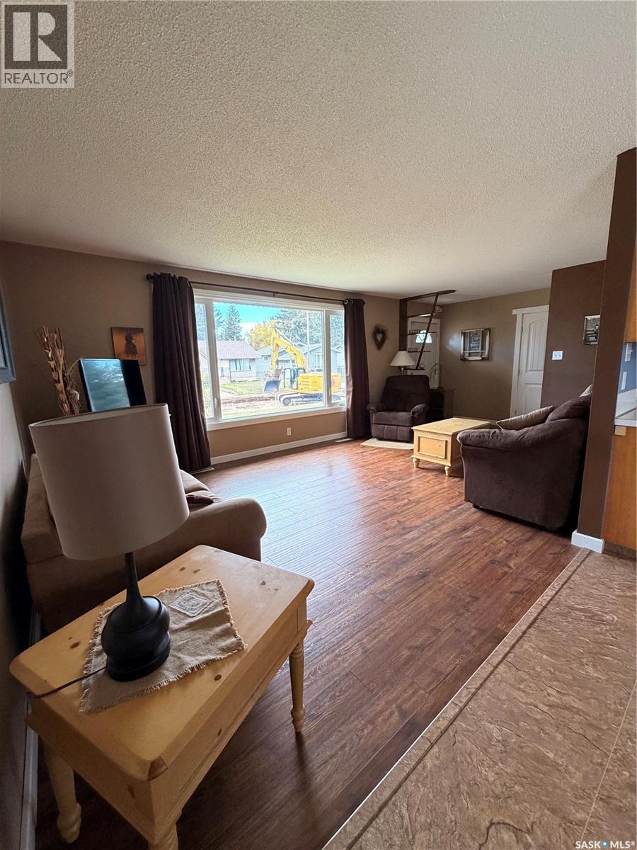 612 2nd Street W Property Photo 2
