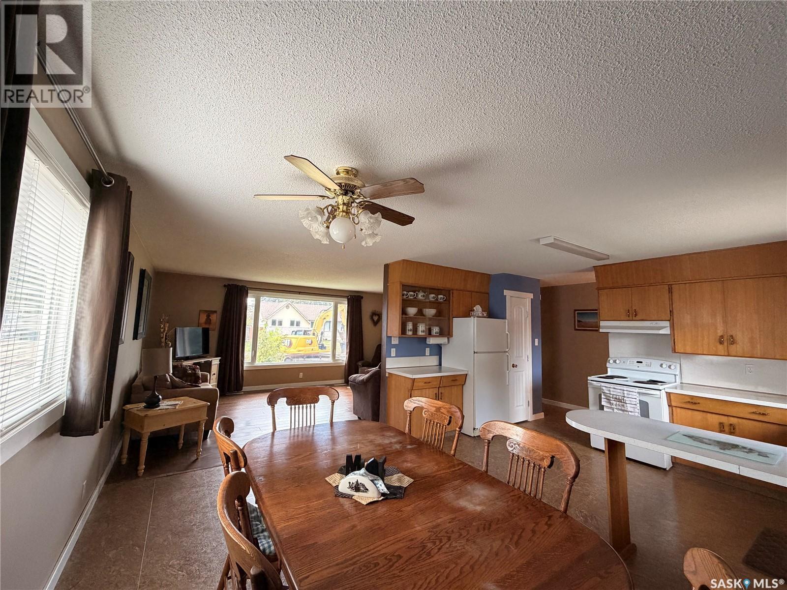 612 2nd Street W Property Photo 3