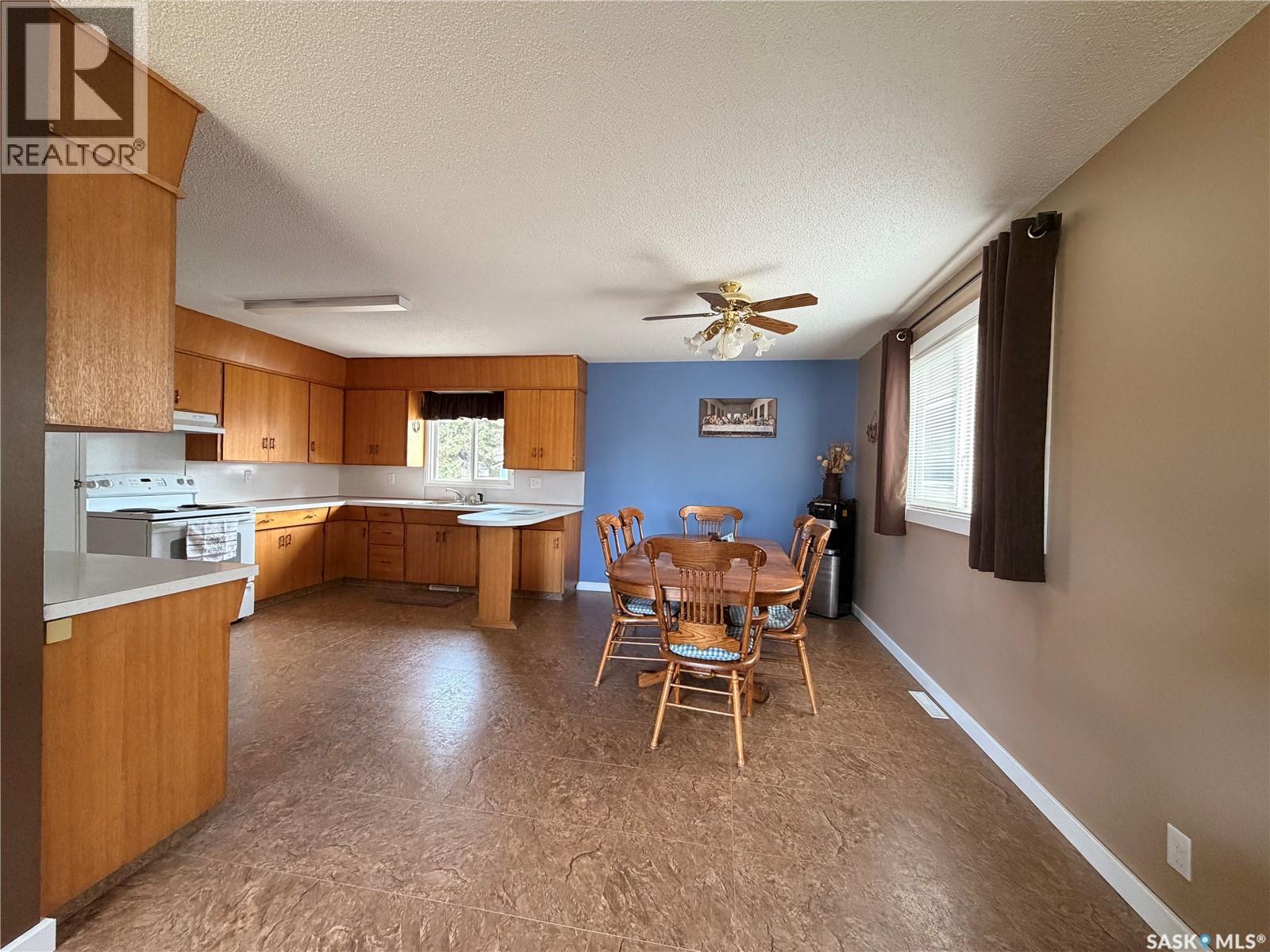 612 2nd Street W Property Photo 4