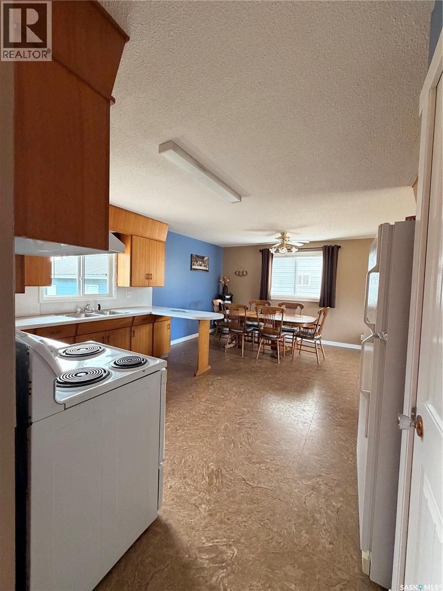 612 2nd Street W Property Photo 6