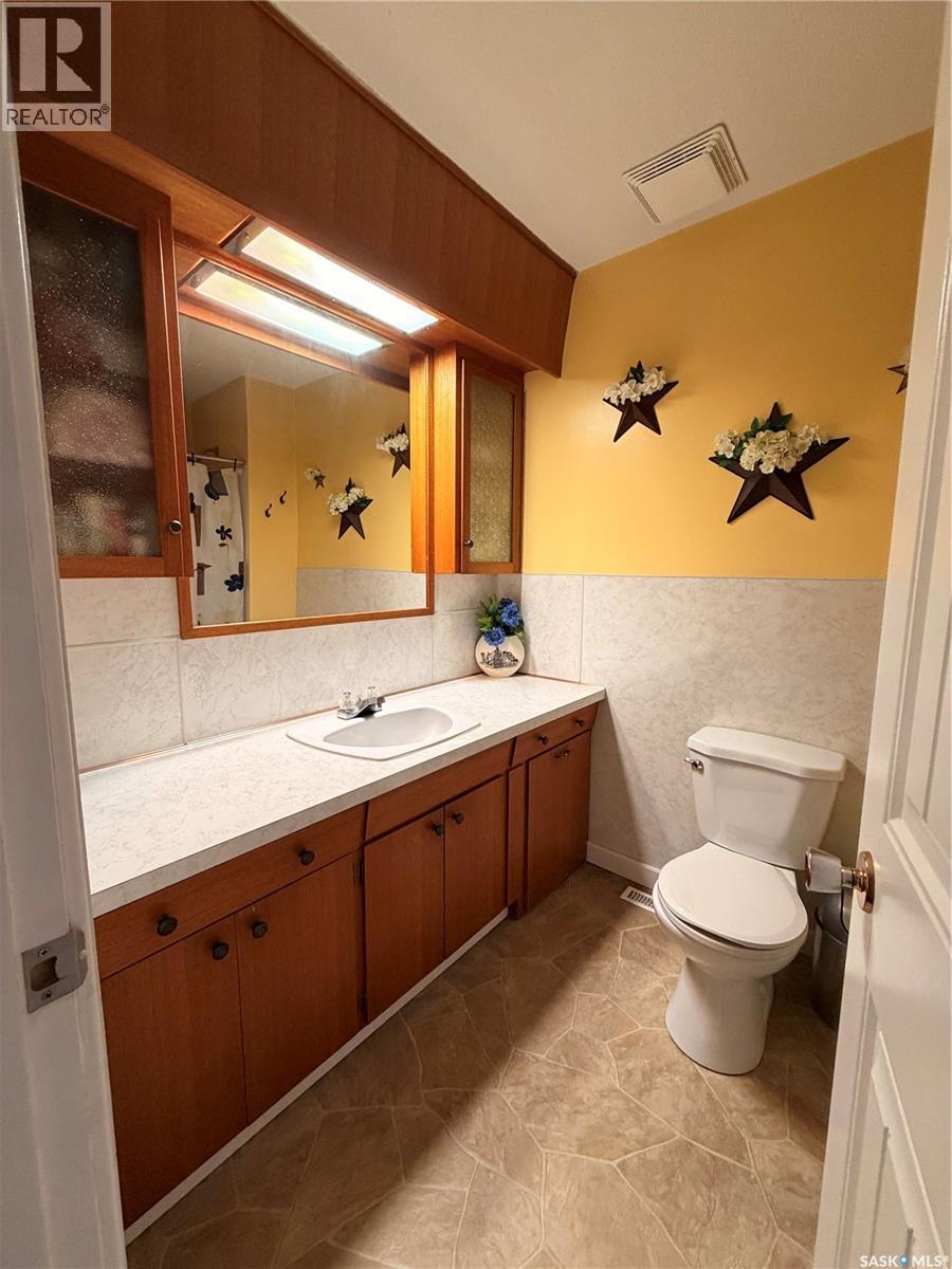612 2nd Street W Property Photo 9