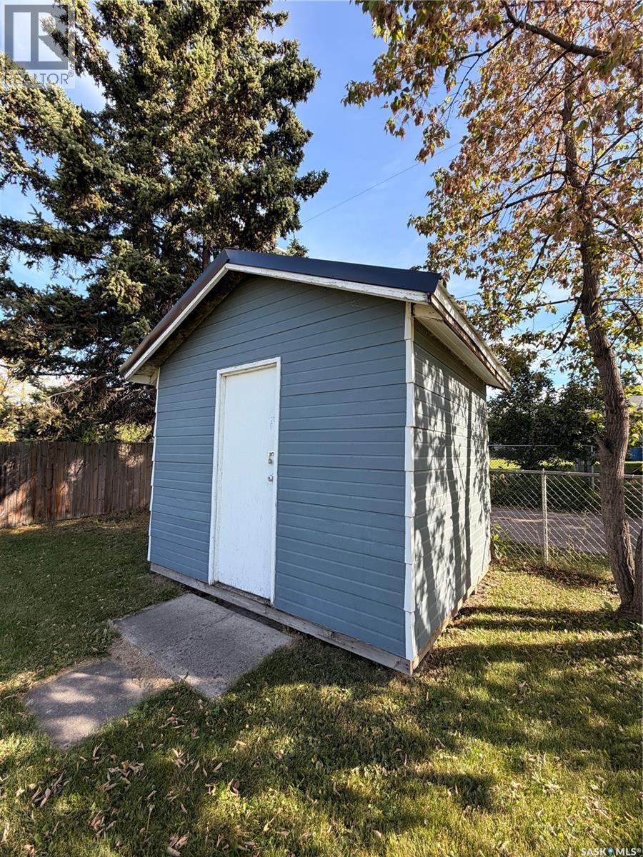 612 2nd Street W Property Photo 22