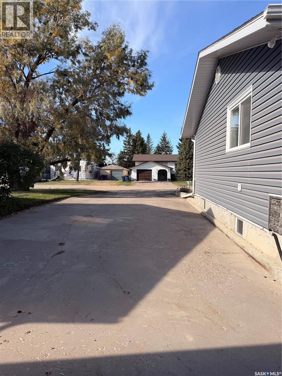 612 2nd Street W Property Photo 23