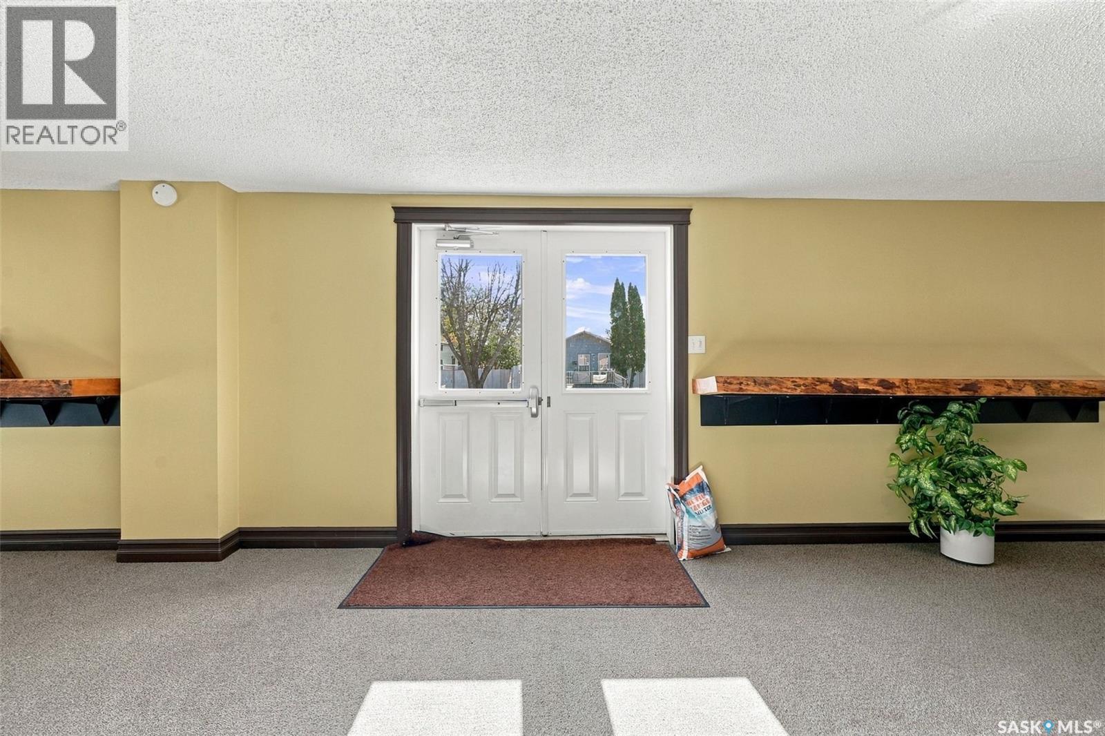 208 Main Street W Property Photo 6