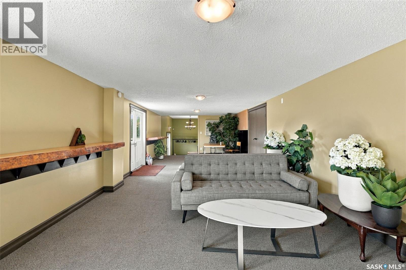 208 Main Street W Property Photo 10
