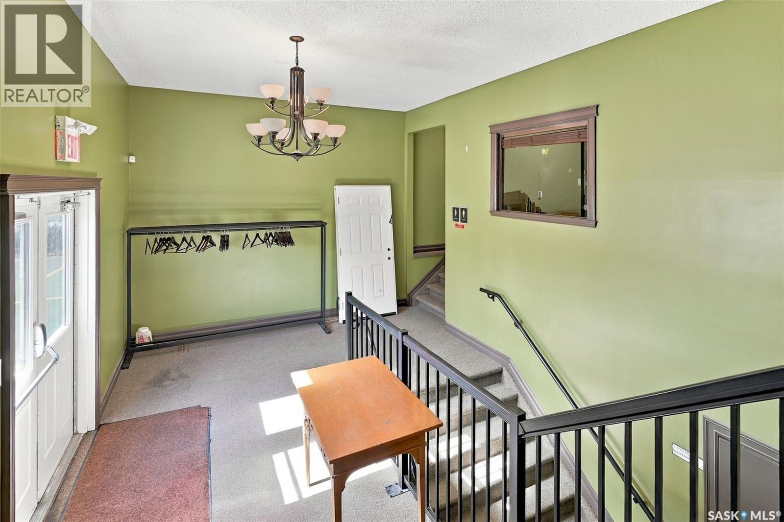 208 Main Street W Property Photo 16