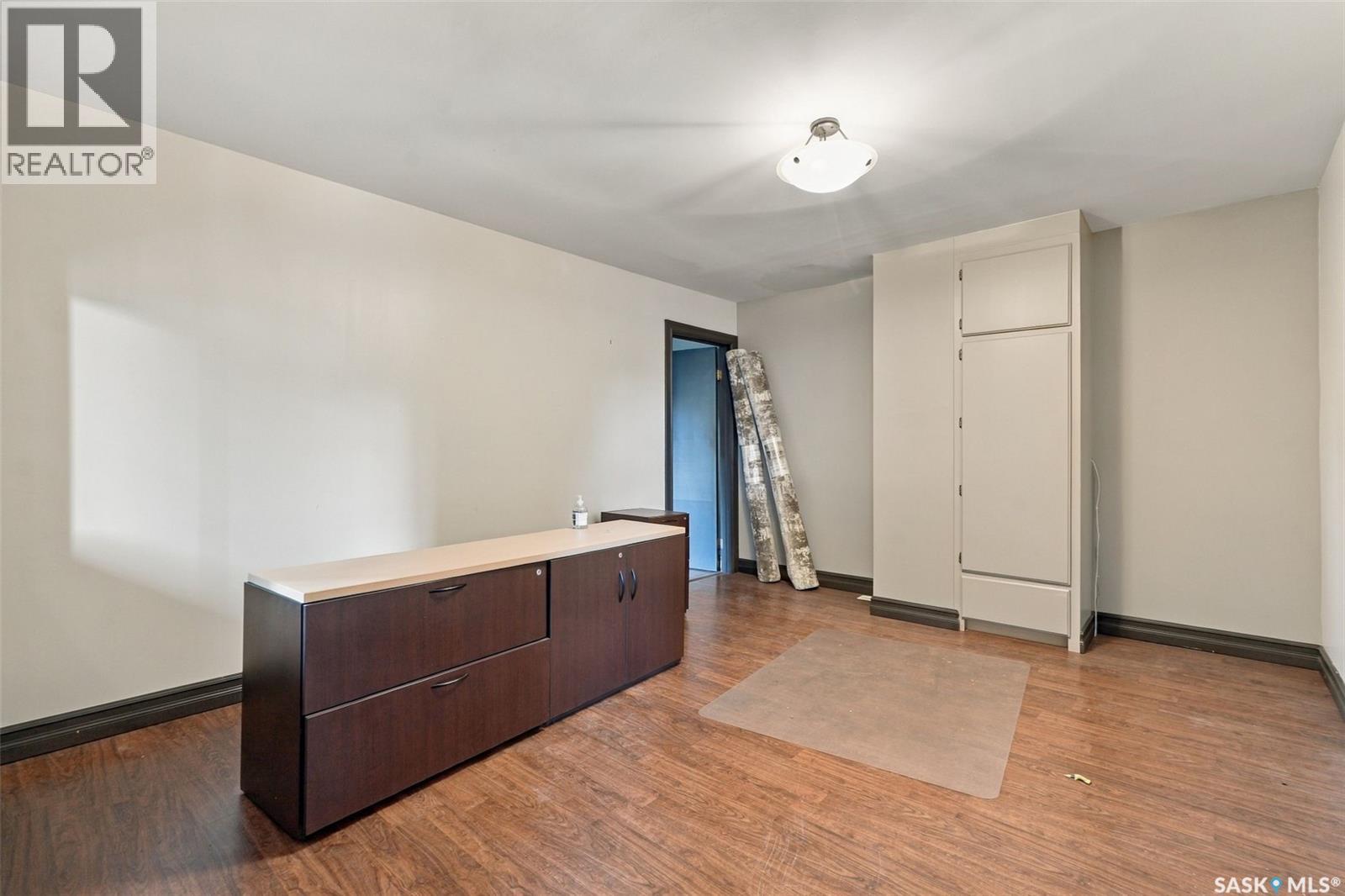 208 Main Street W Property Photo 23