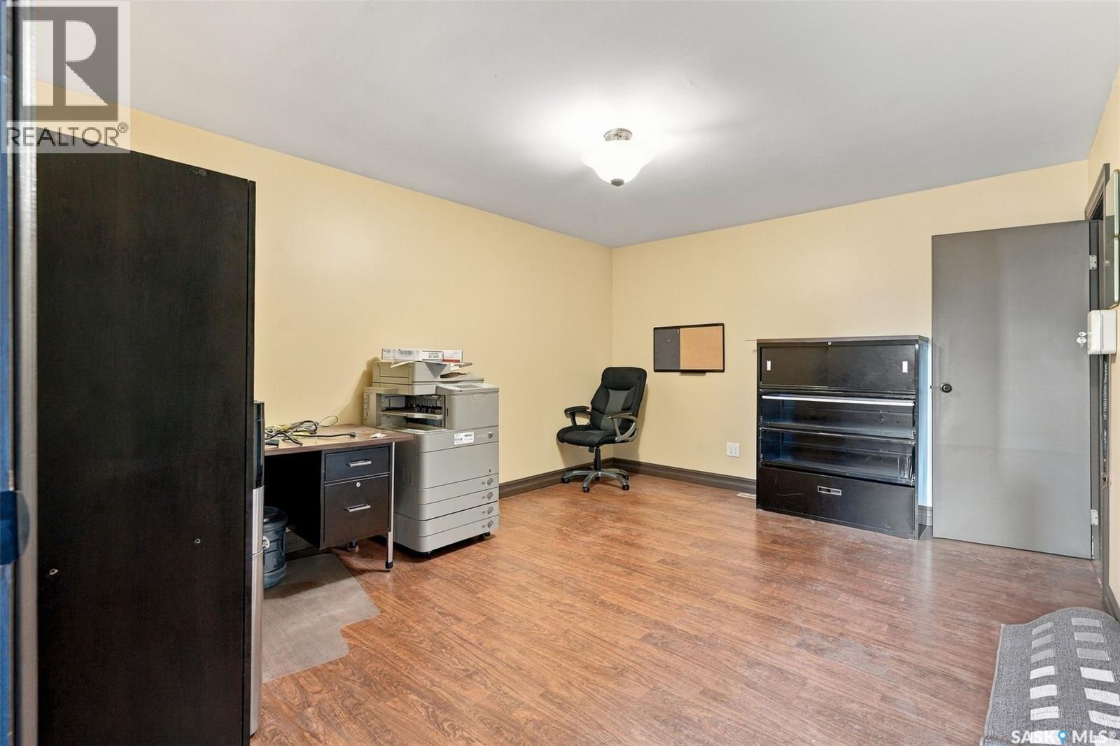 208 Main Street W Property Photo 24