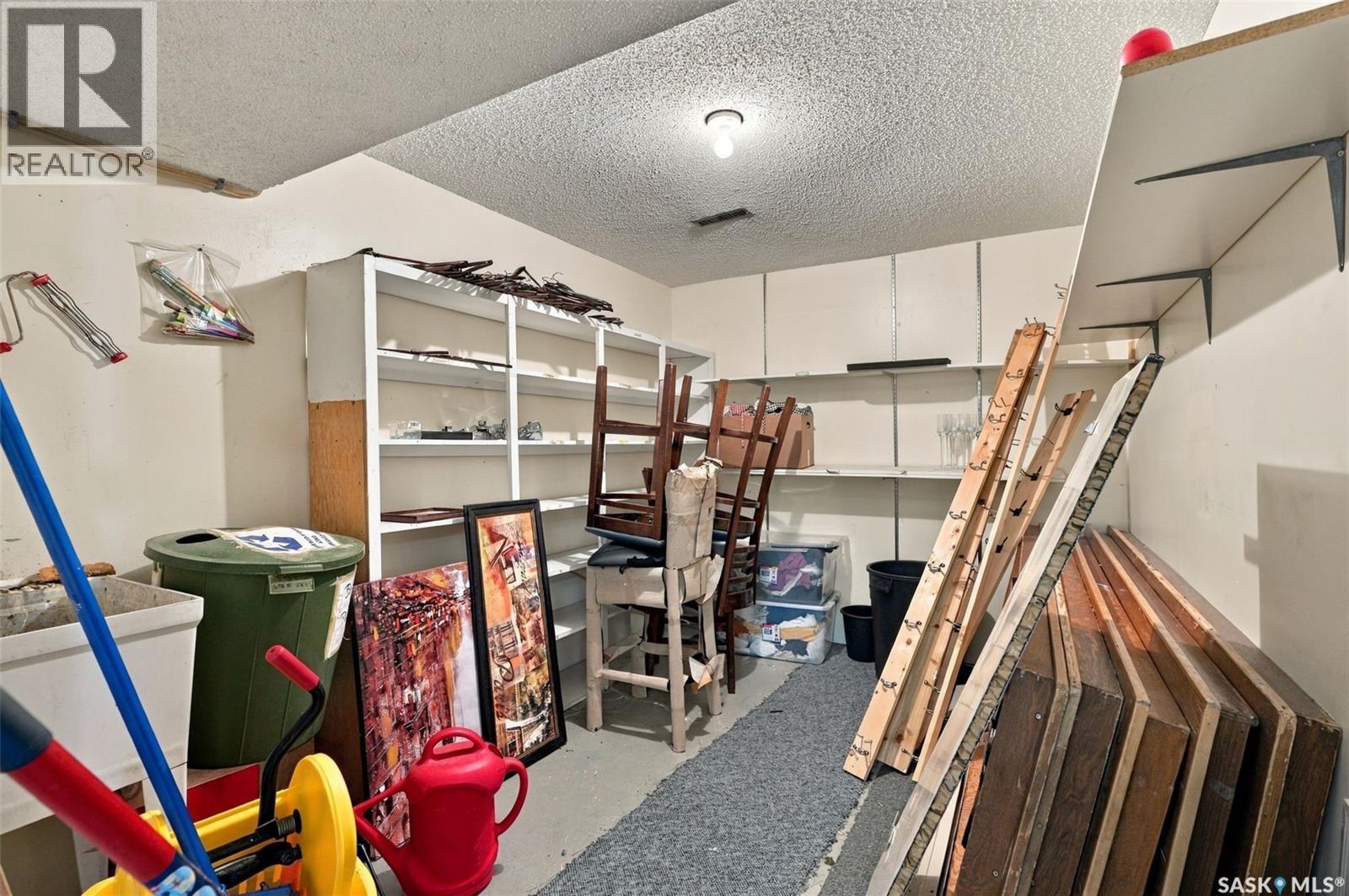 208 Main Street W Property Photo 38