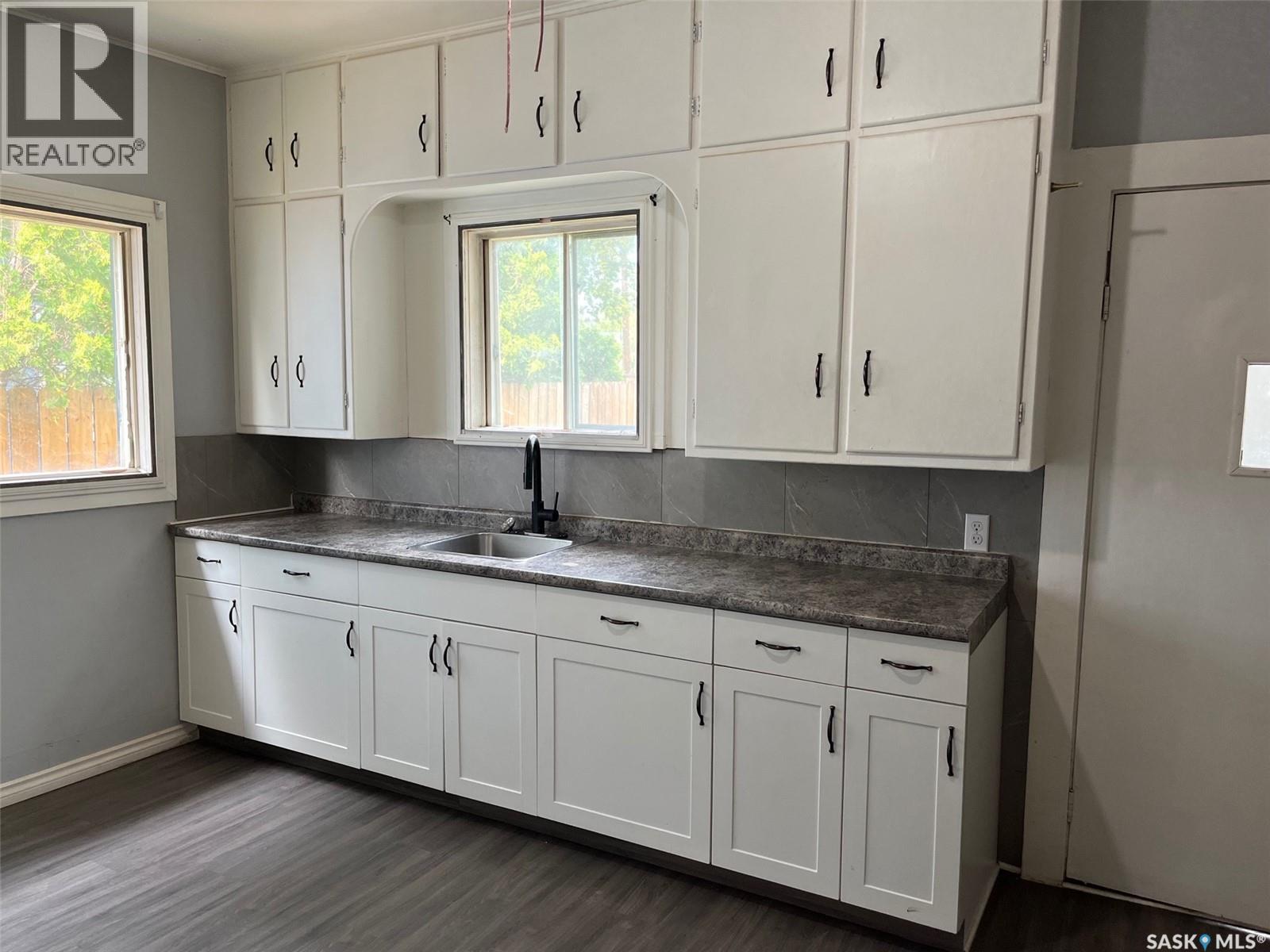 704 West Avenue Property Photo 8