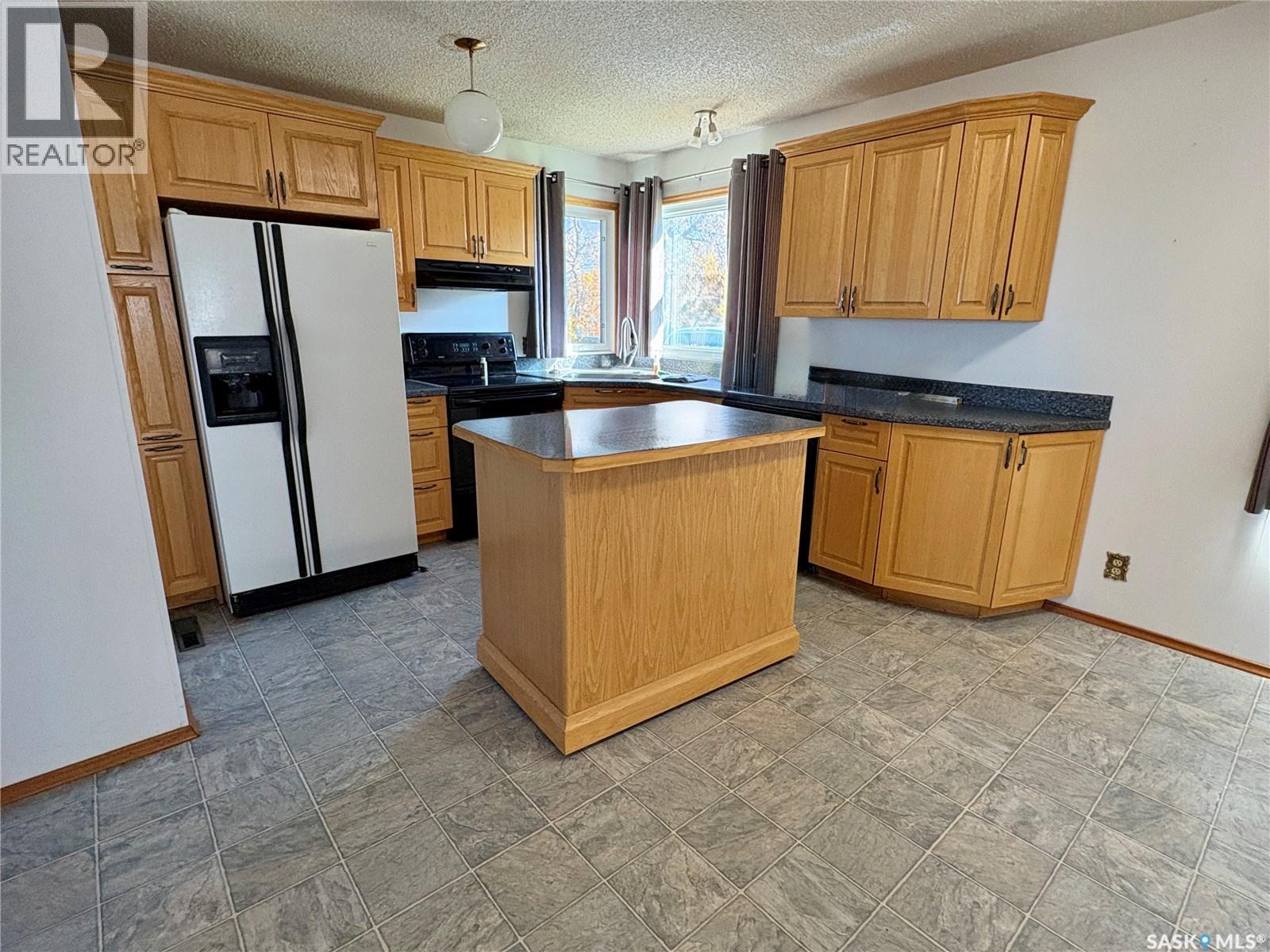 306 2nd Street W Property Photo 2