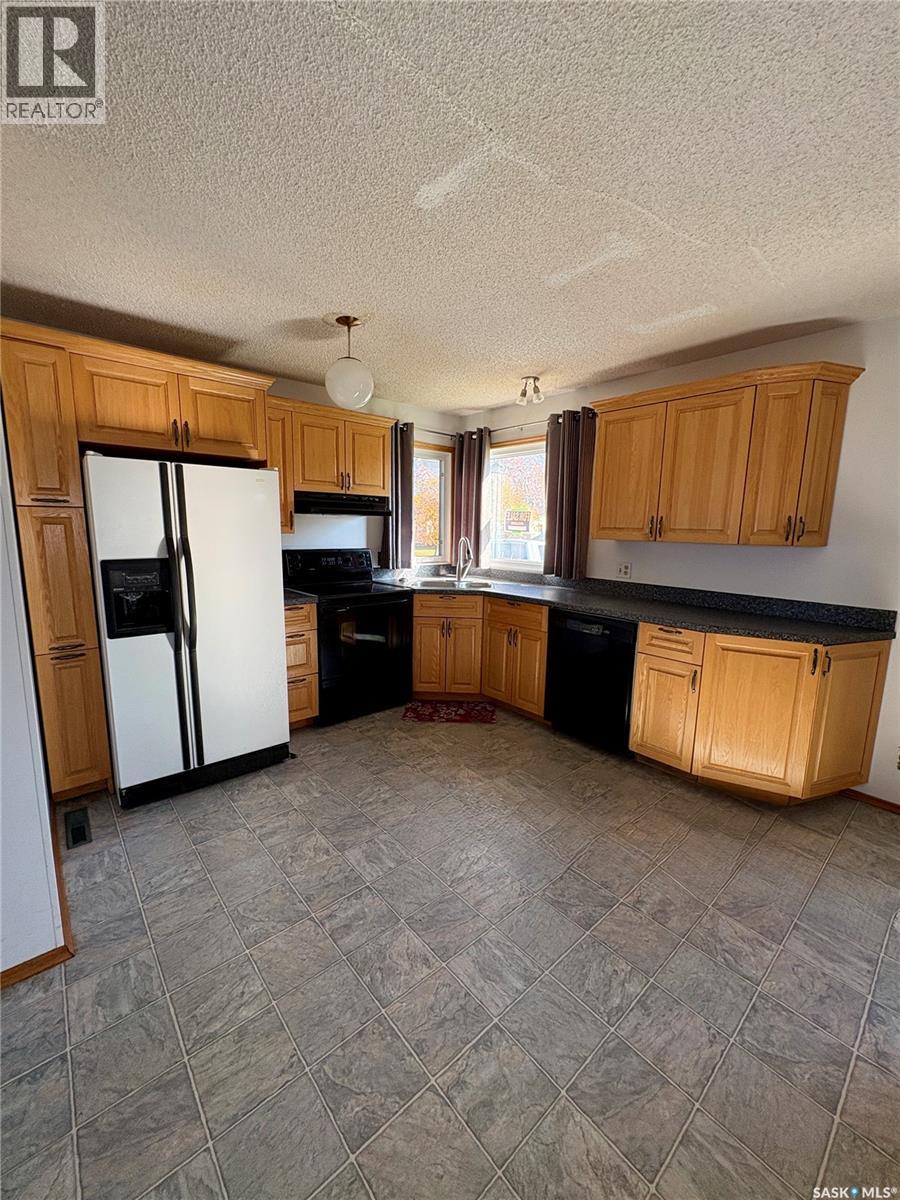 306 2nd Street W Property Photo 4