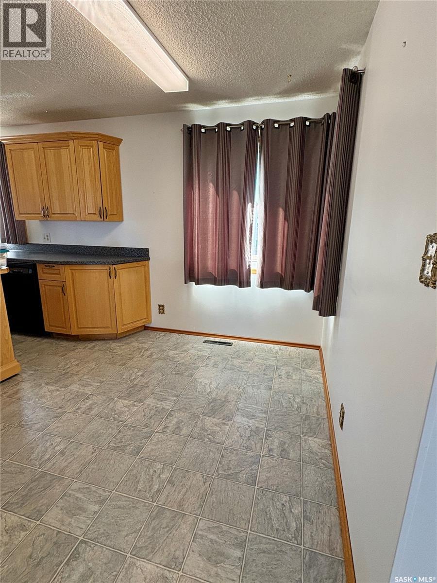 306 2nd Street W Property Photo 5