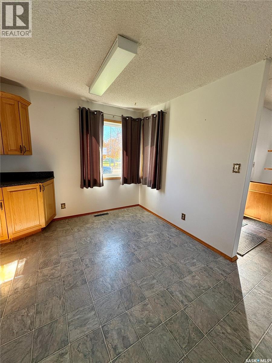 306 2nd Street W Property Photo 6