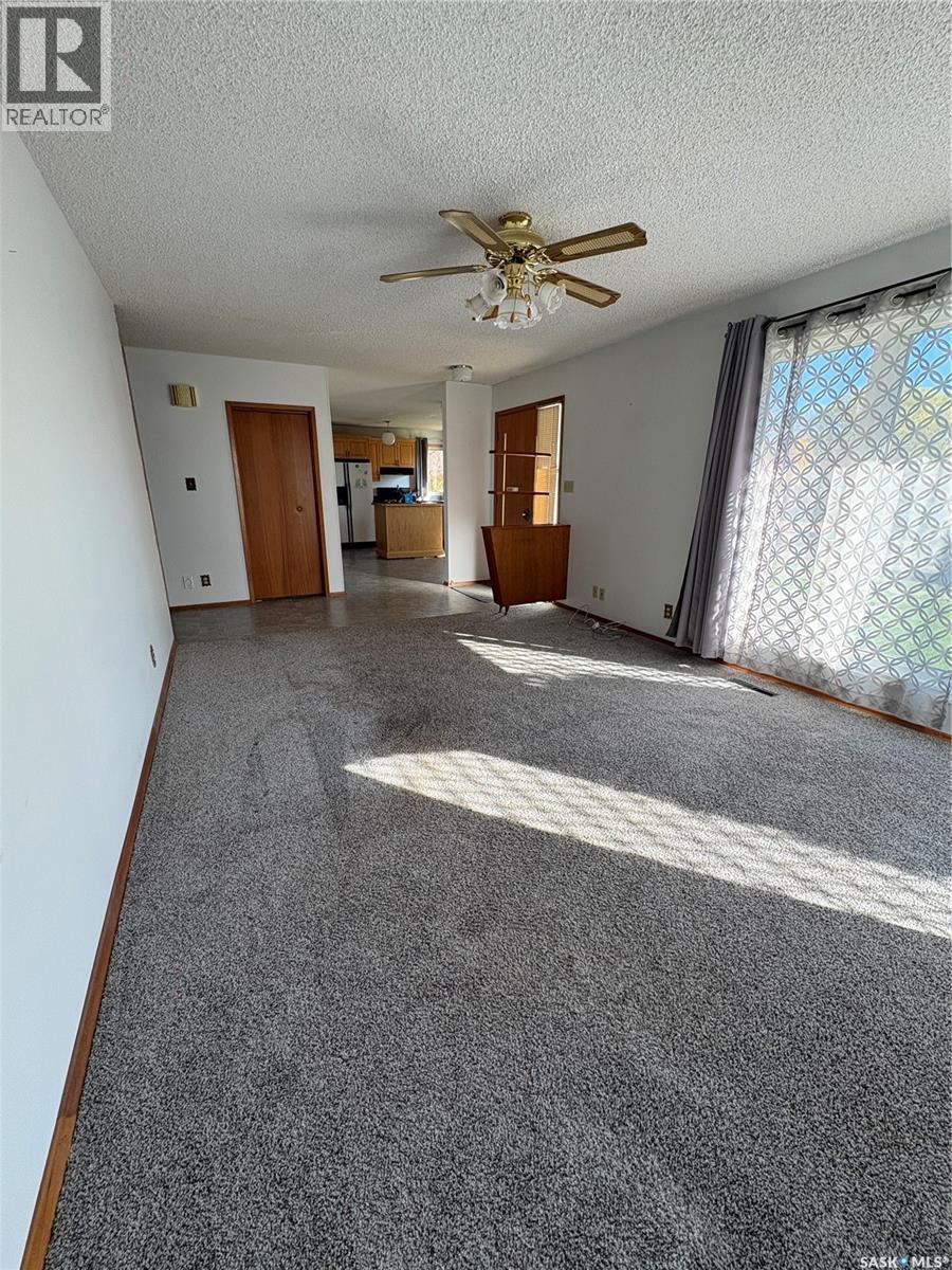 306 2nd Street W Property Photo 8
