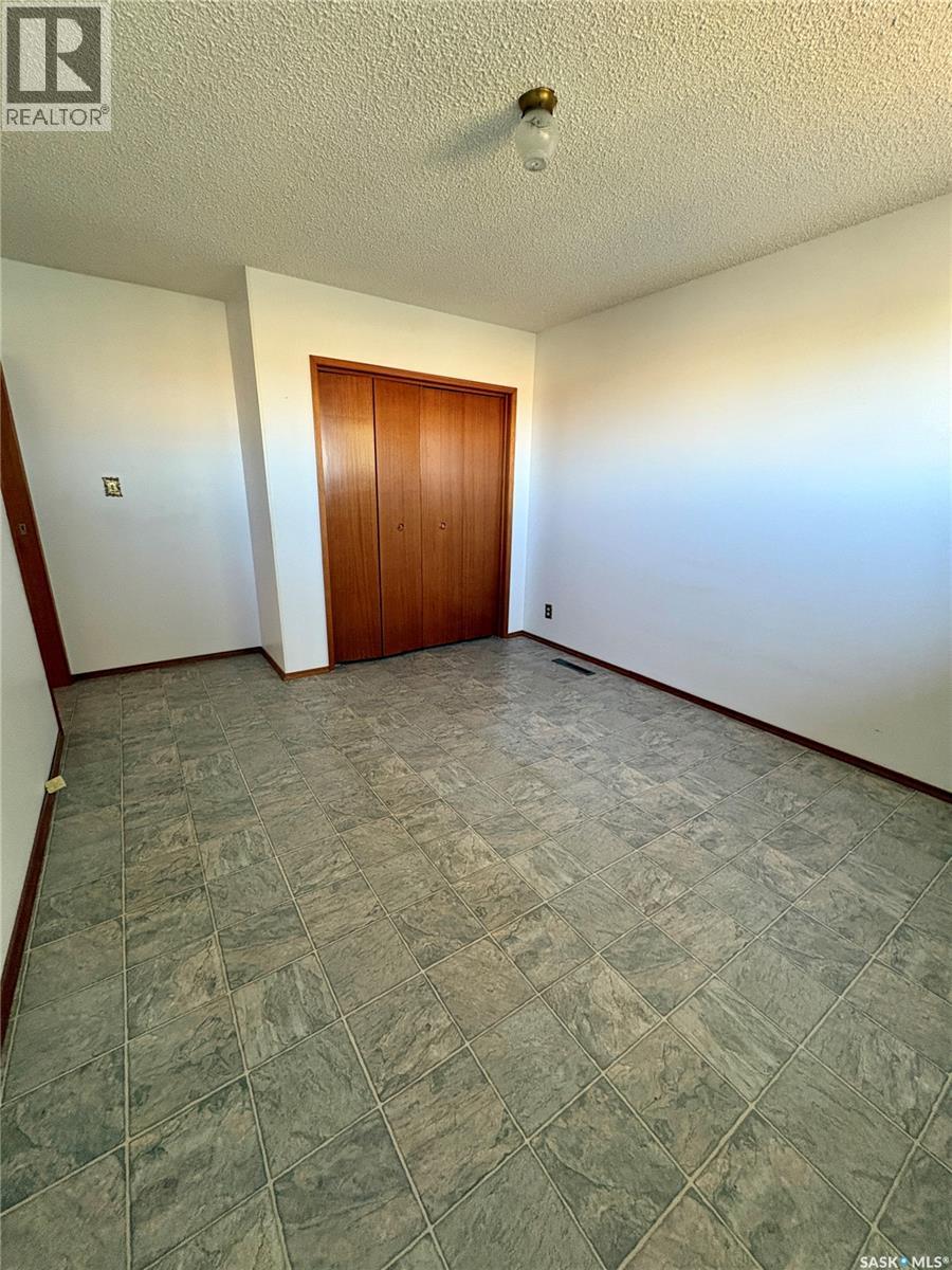 306 2nd Street W Property Photo 9