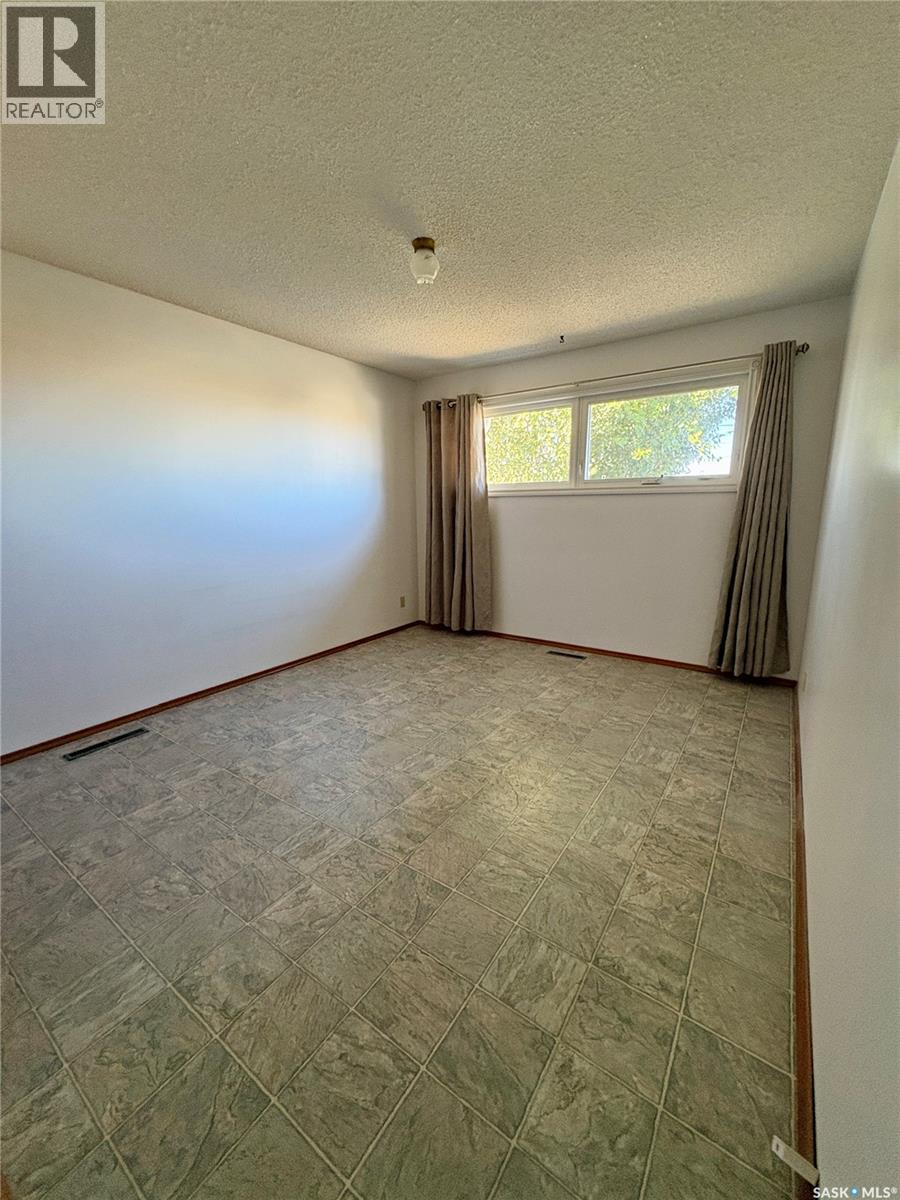 306 2nd Street W Property Photo 12