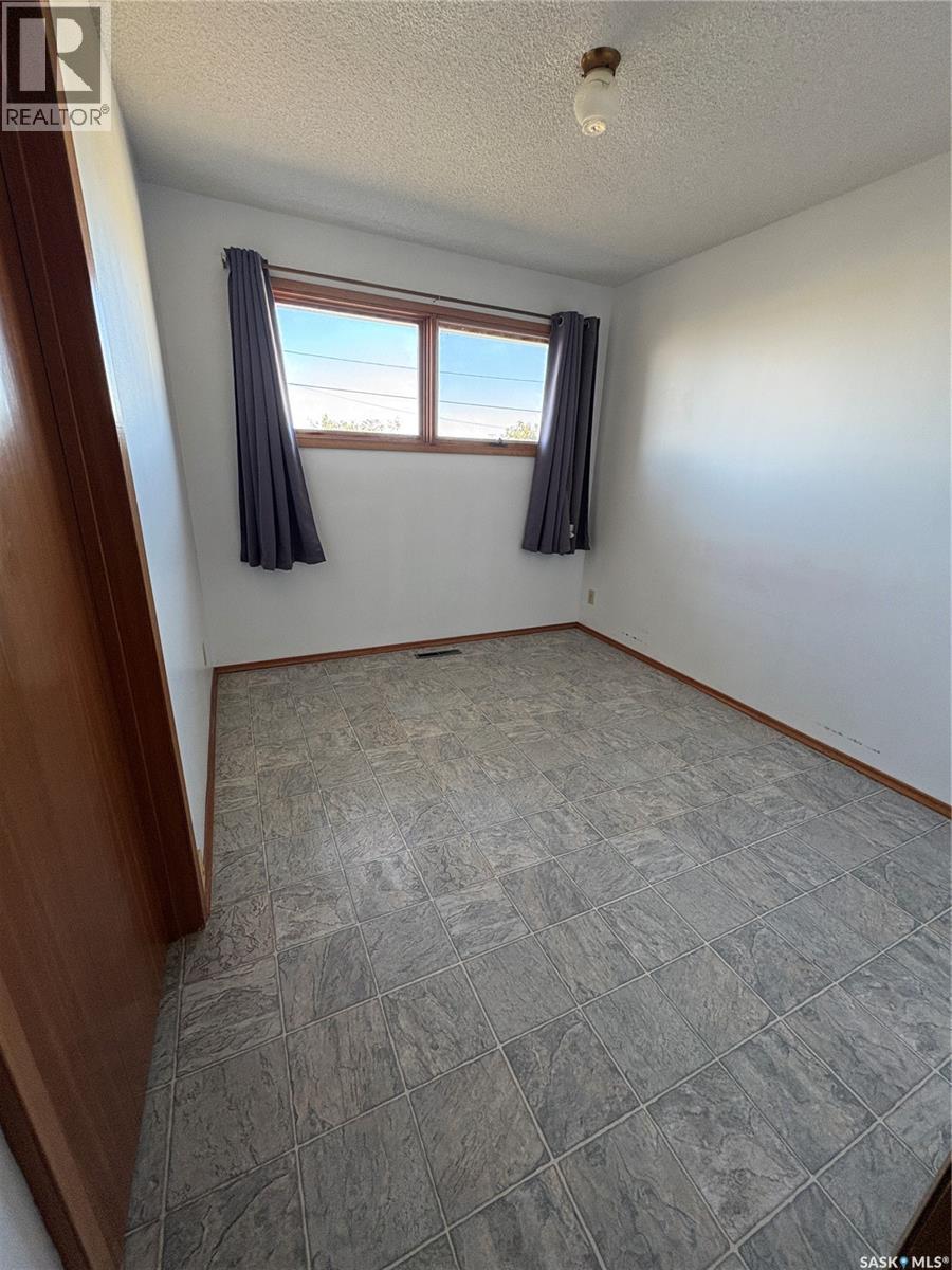 306 2nd Street W Property Photo 13