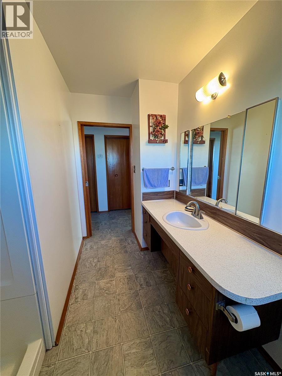 306 2nd Street W Property Photo 18