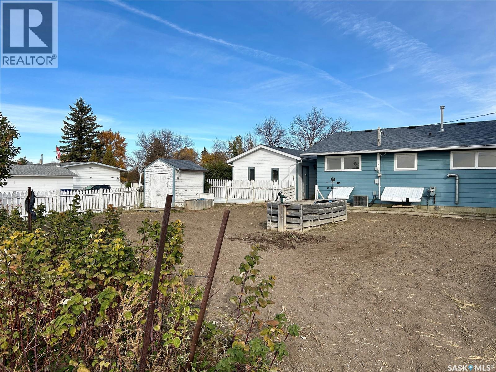 306 2nd Street W Property Photo 28