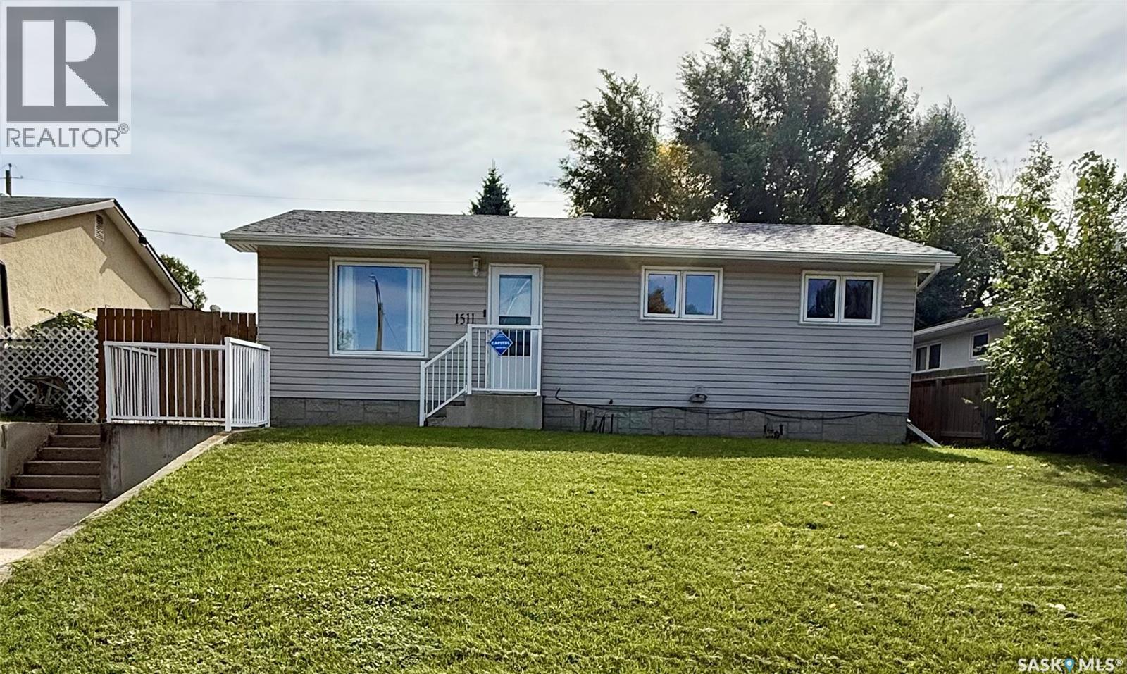 1511 Grandview Street W Property Photo 1