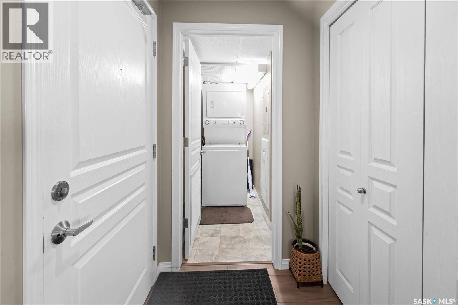 1111 102 Willis Crescent Property Photo 4