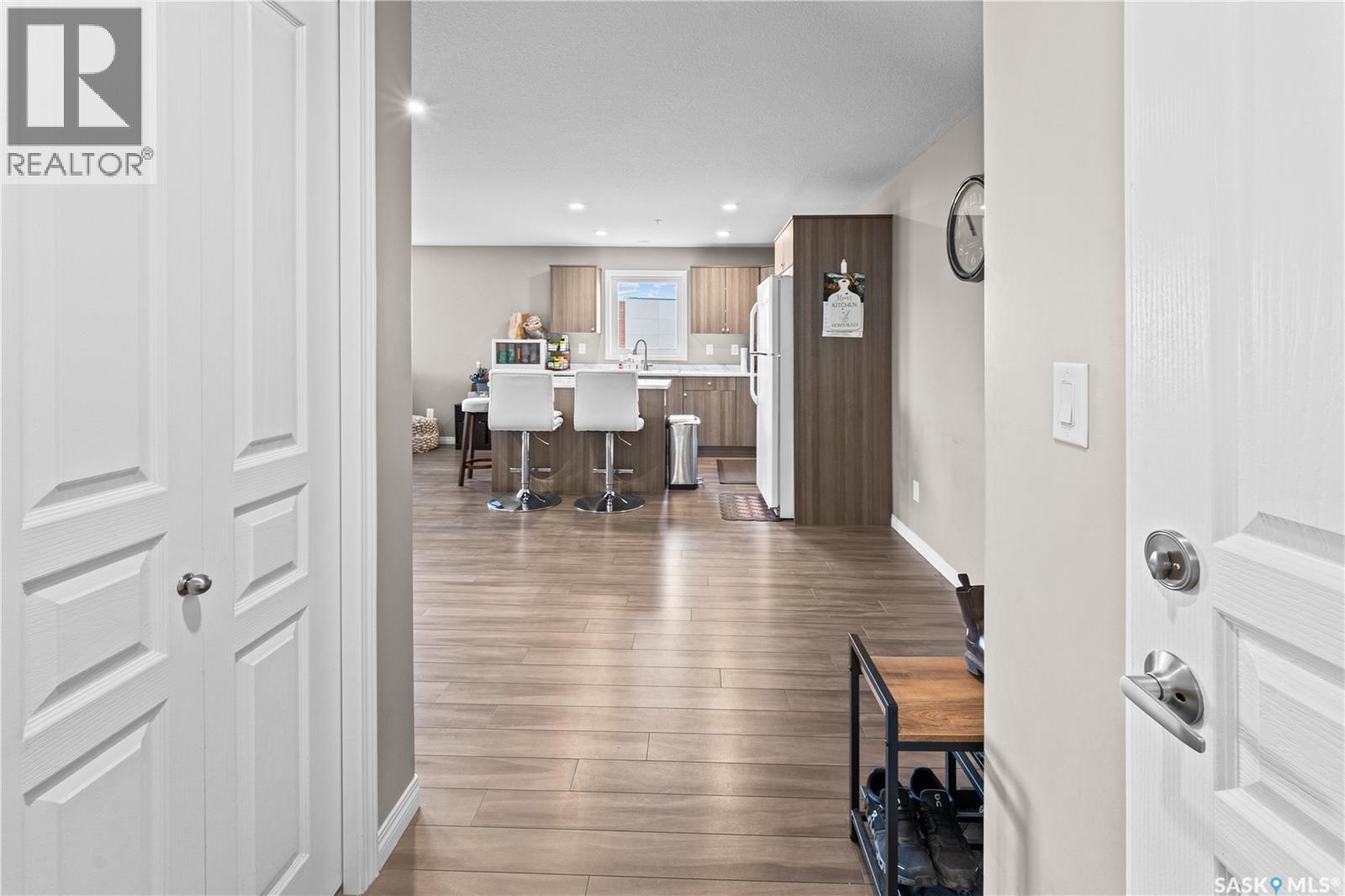 1111 102 Willis Crescent Property Photo 6